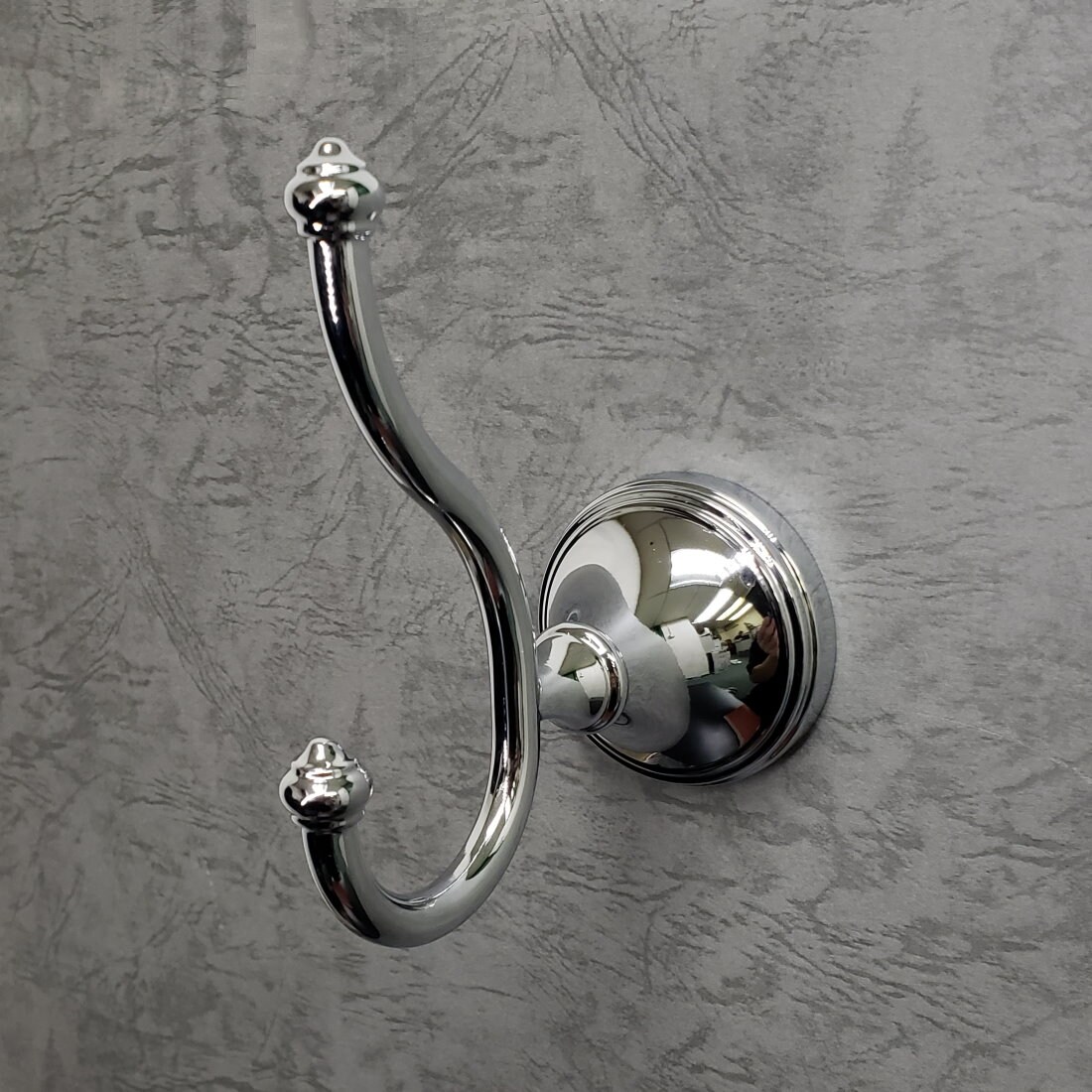 Colgador de toallas de doble gancho Annchester Chrome de ARISTA - Montaje en pared BA5301-RHKJ-CH