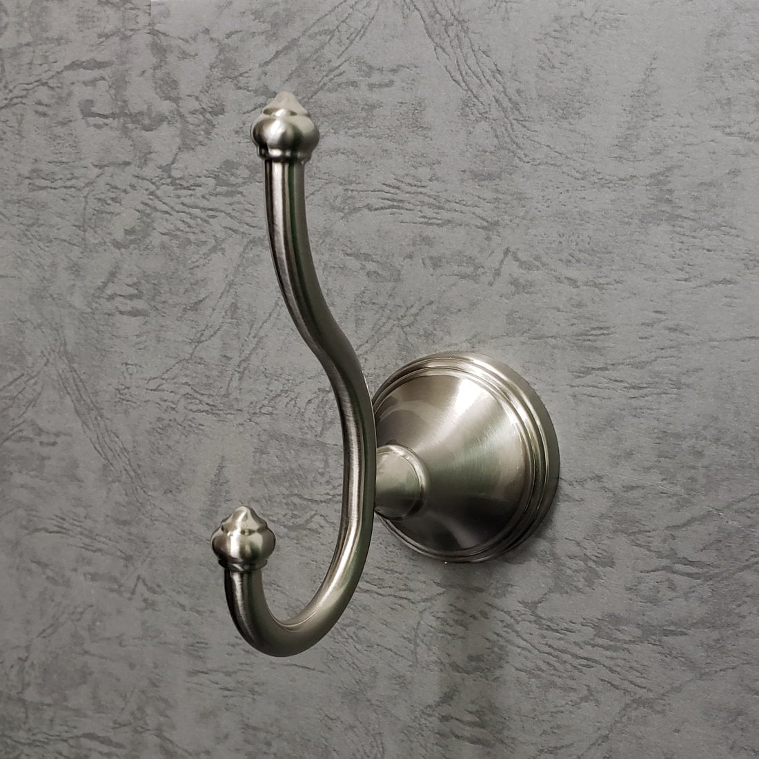 Gancho para toalla de doble soporte en montaje de pared en níquel satinado AnnchesterARISTA