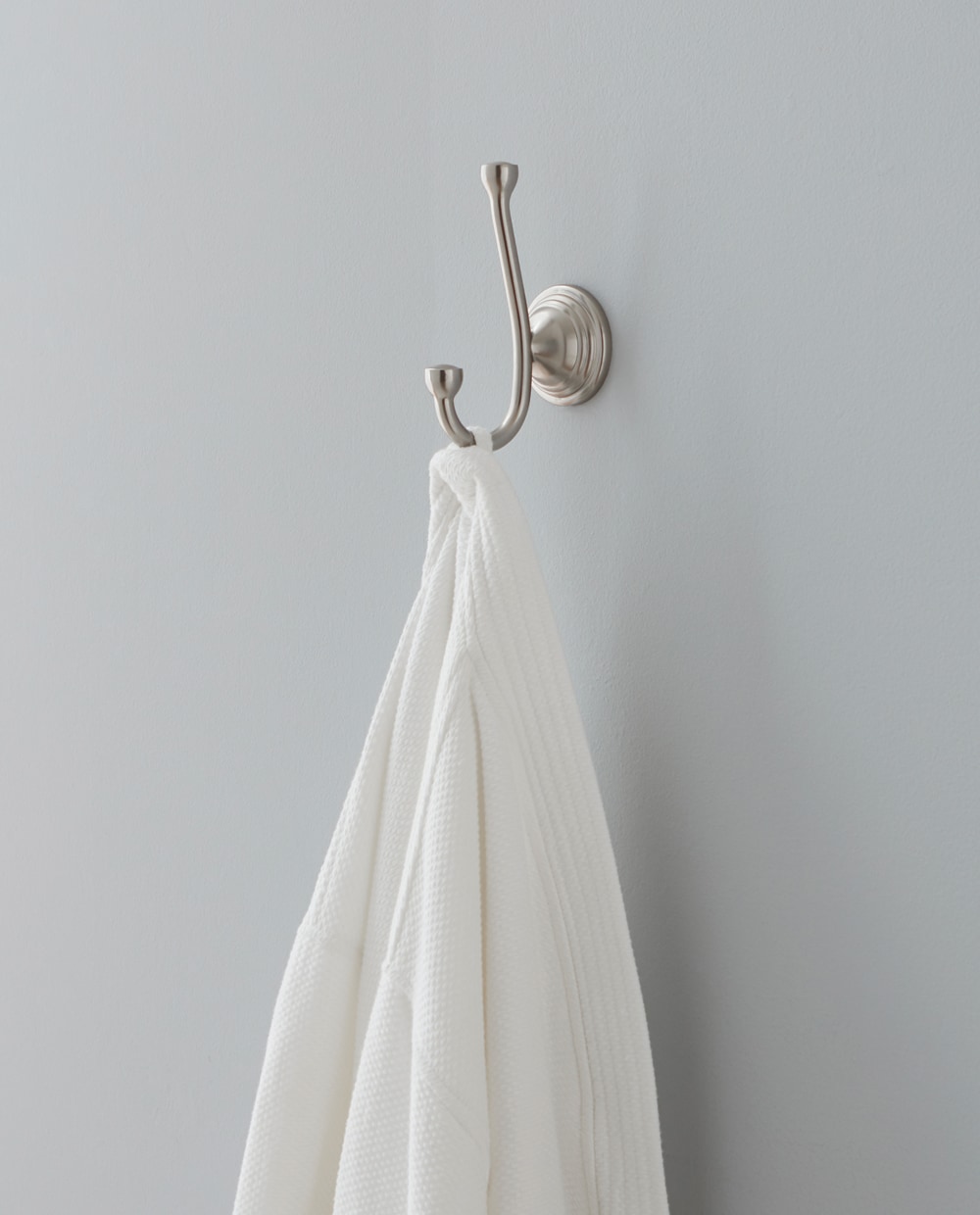 Gancho para toallas para montar en la pared, doble, de níquel cepillado - allen + roth Jordon