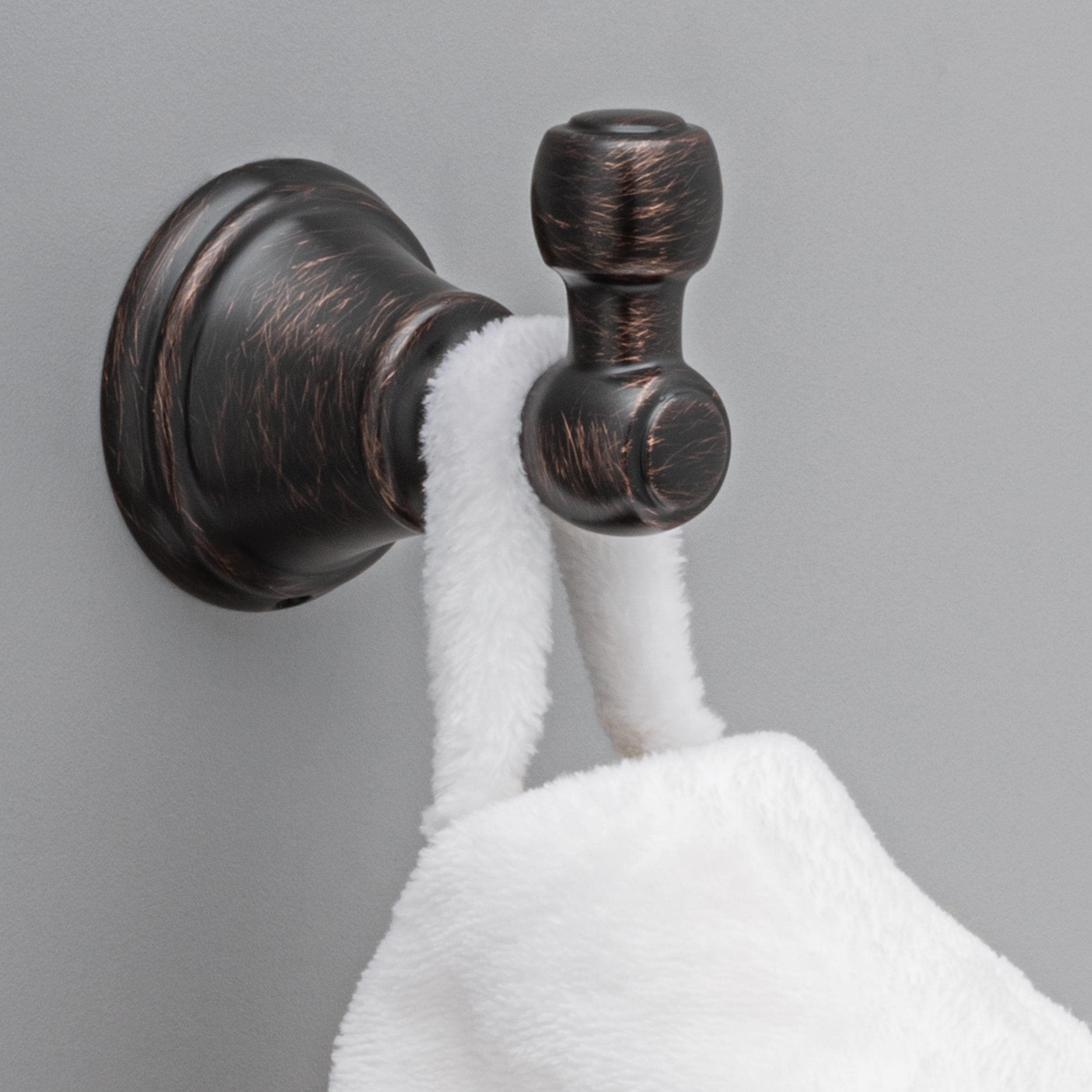 Percha de baño de montaje en pared en bronce veneciano de una sola aguja Woodhurst de Delta