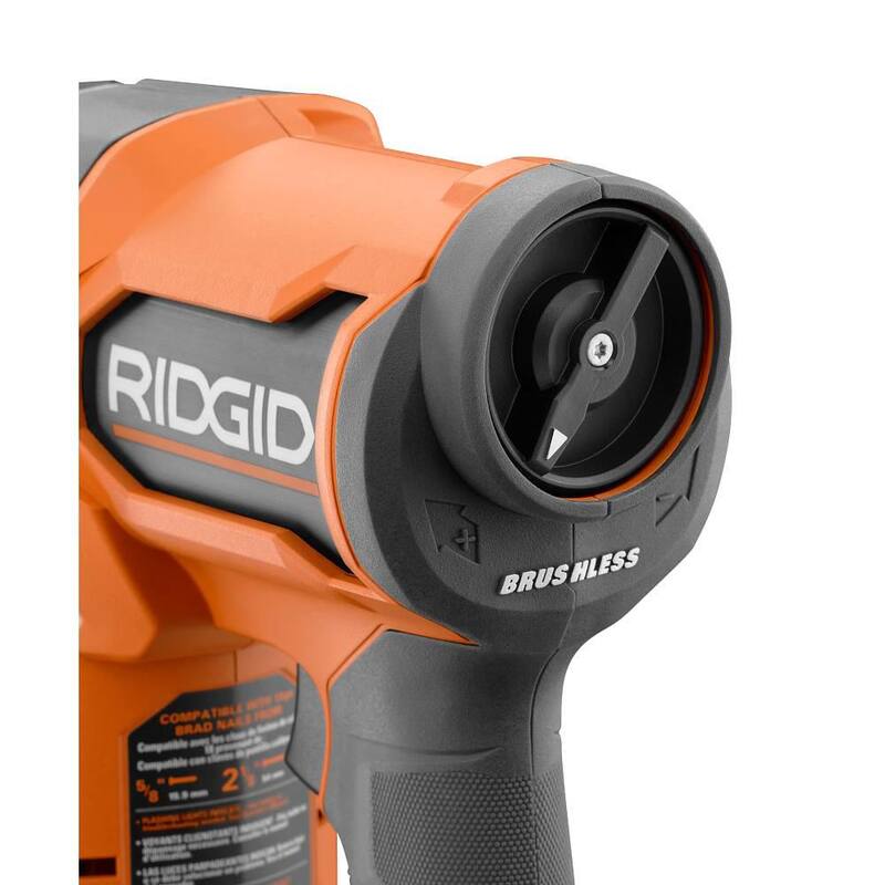 Clavadora inalámbrica sin escobillas RIDGID 18V de calibre 18 de 2-1/8 pulgadas con tecnología CLEAN DRIVE con batería de 2.0 Ah y cargador - R09891K