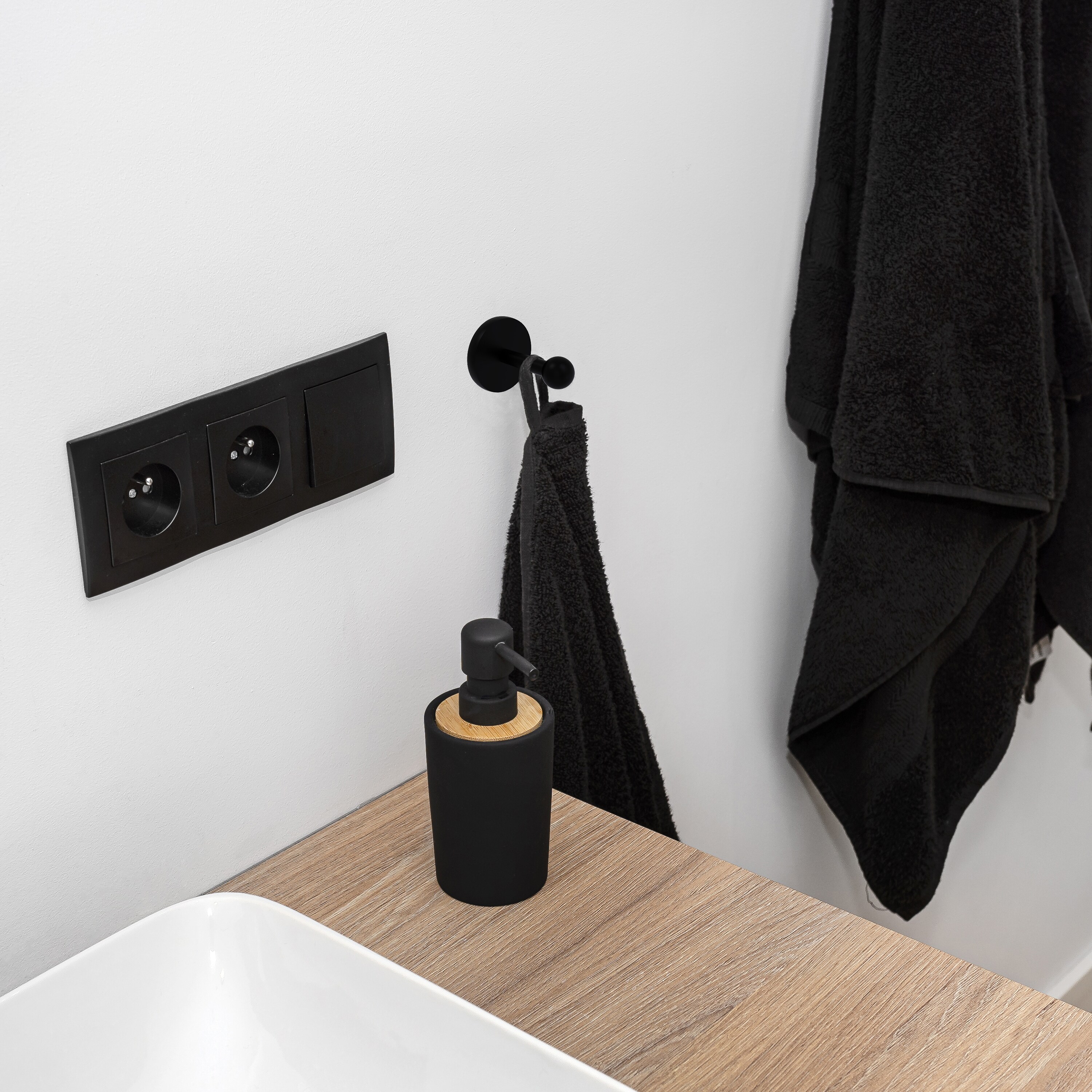 Percha de toalla de montaje en pared de un solo gancho color negro mate de Allied Brass Prestige Skyline