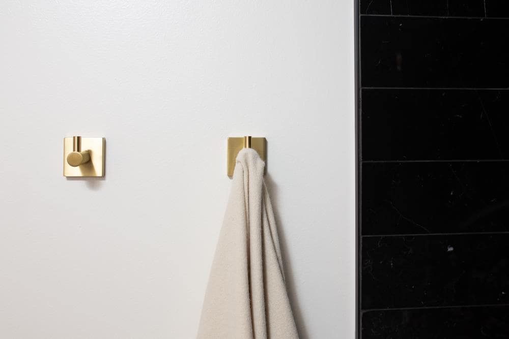 Percha de Toalla de Montaje en Pared de Latón Satinado de la Serie 1100 de Delaney Hardware