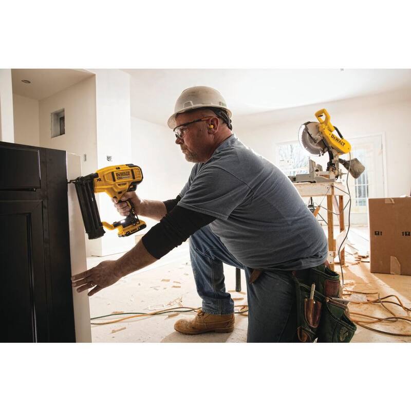 Grapadora de clavos inalámbrica DEWALT 20V MAX XR con batería de iones de litio compacta de 20V MAX 2.0Ah - DCN680BW203