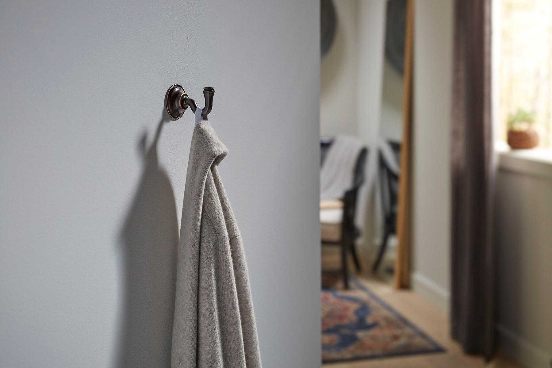 Gancho individual de pared para toallas en bronce frotado con aceite de estilo ecléctico de KOHLER K-26500-2BZ