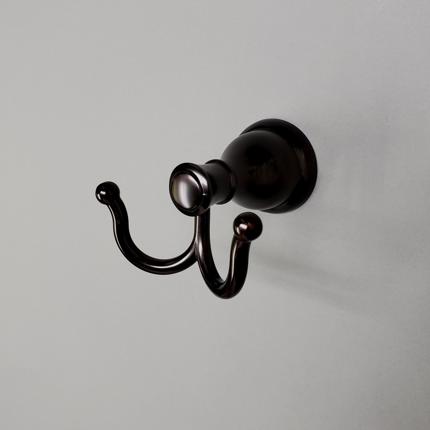 Gancho doble de montaje en pared de bronce frotado con aceite para toalla ARISTA Castilla BA5903-RHKJ-ORB