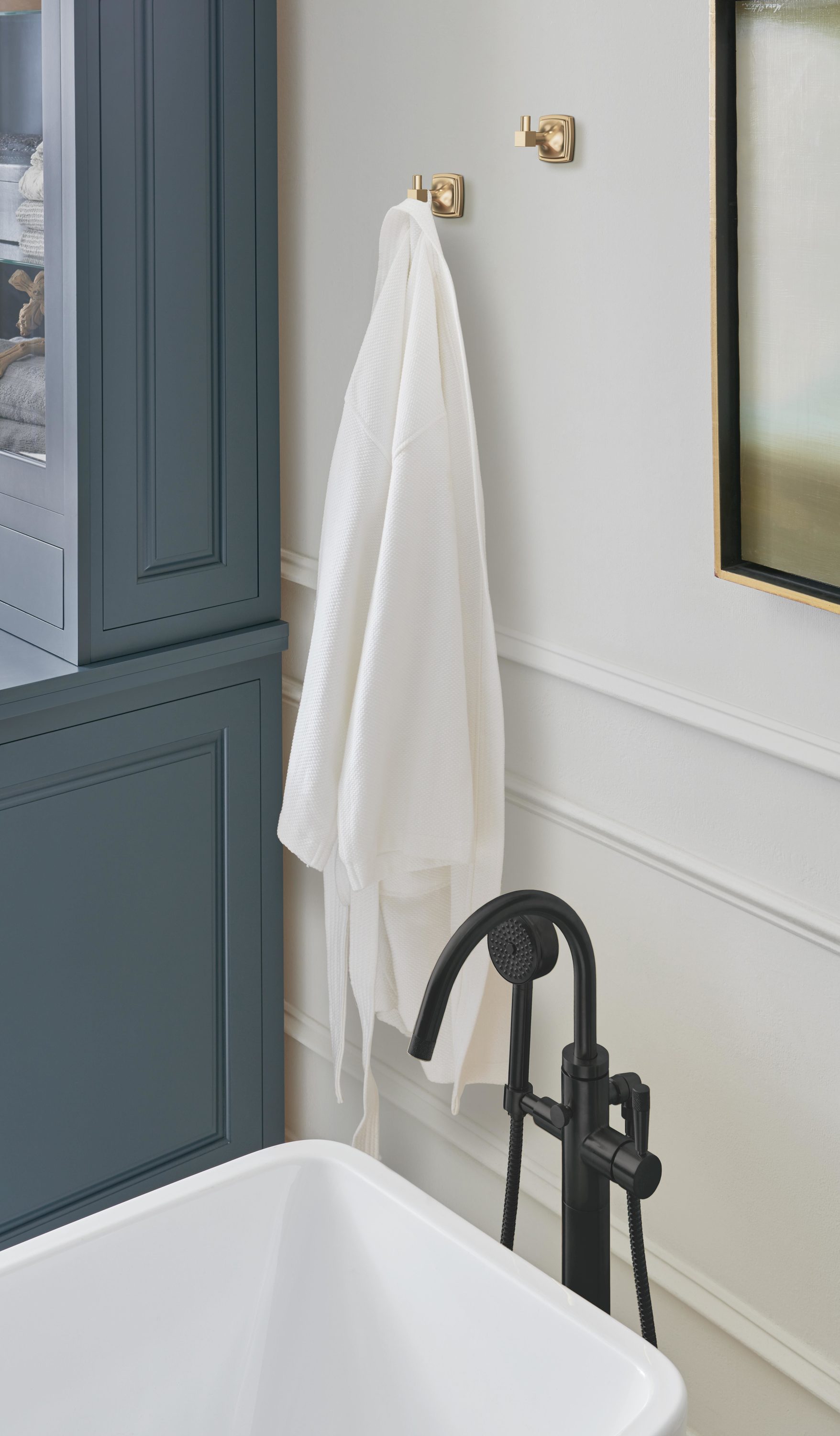 Percha para toalla de montaje en pared de un solo gancho en bronce champagne de la gama Stature de Amerock BH36090CZ