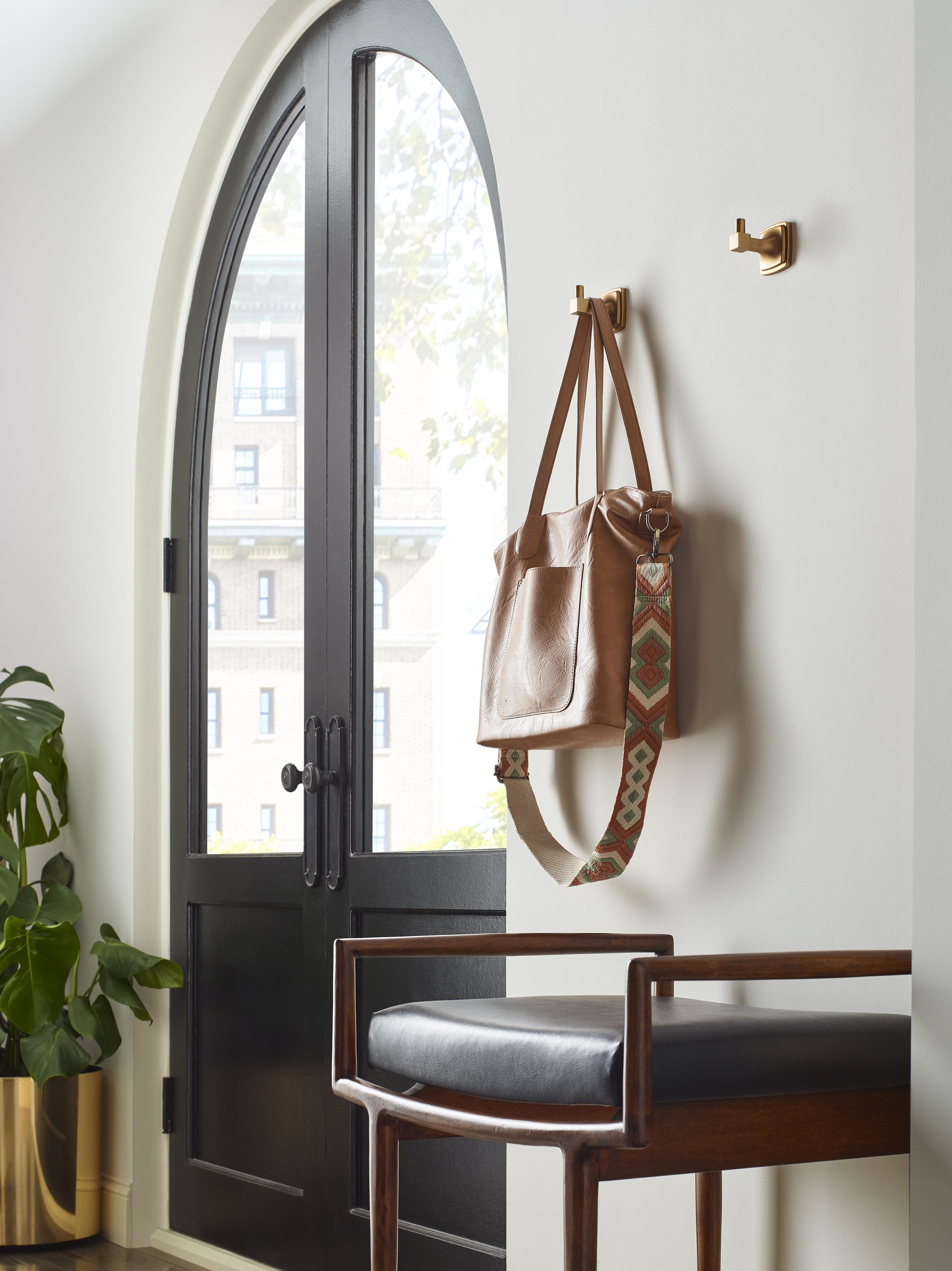 Percha para toalla de montaje en pared de un solo gancho en bronce champagne de la gama Stature de Amerock BH36090CZ