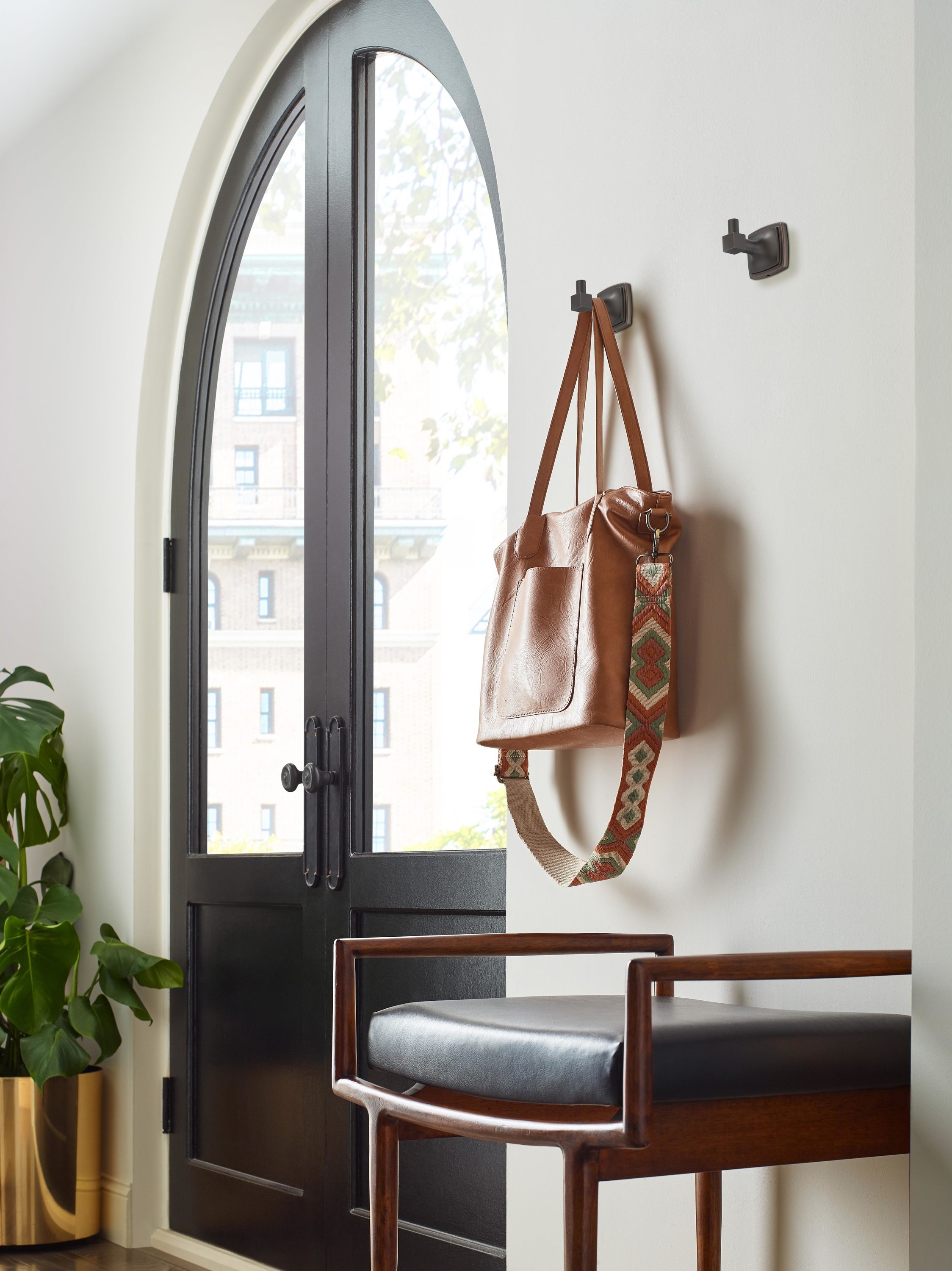 Gancho de Toalla de Montaje en Pared de Bronce Frotado con Aceite de la Colección Estatura de Amerock