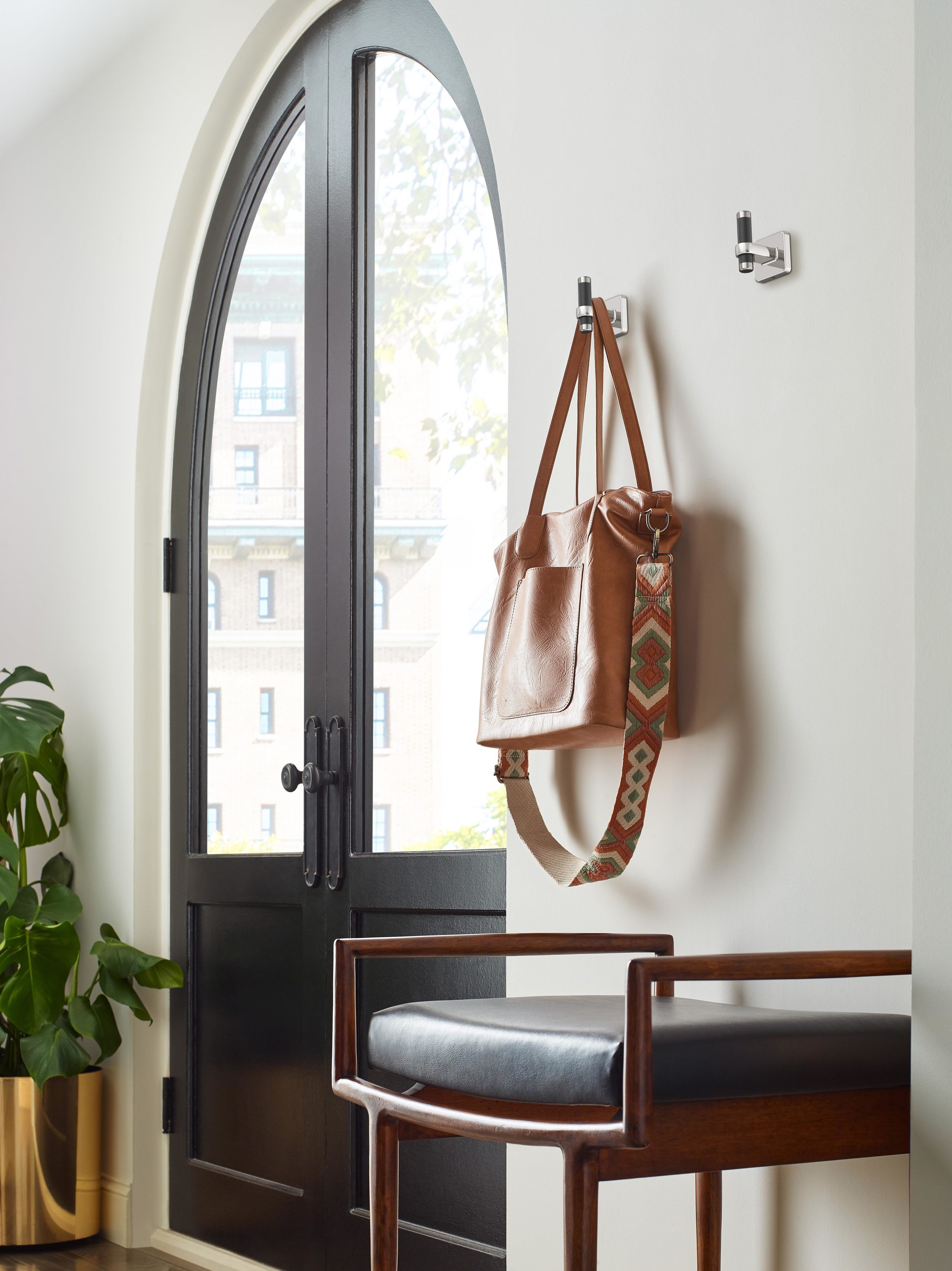 Gancho de toalla montado en la pared, de una sola percha en níquel pulido/bronce negro Esquire de Amerock BH36563PNBBR