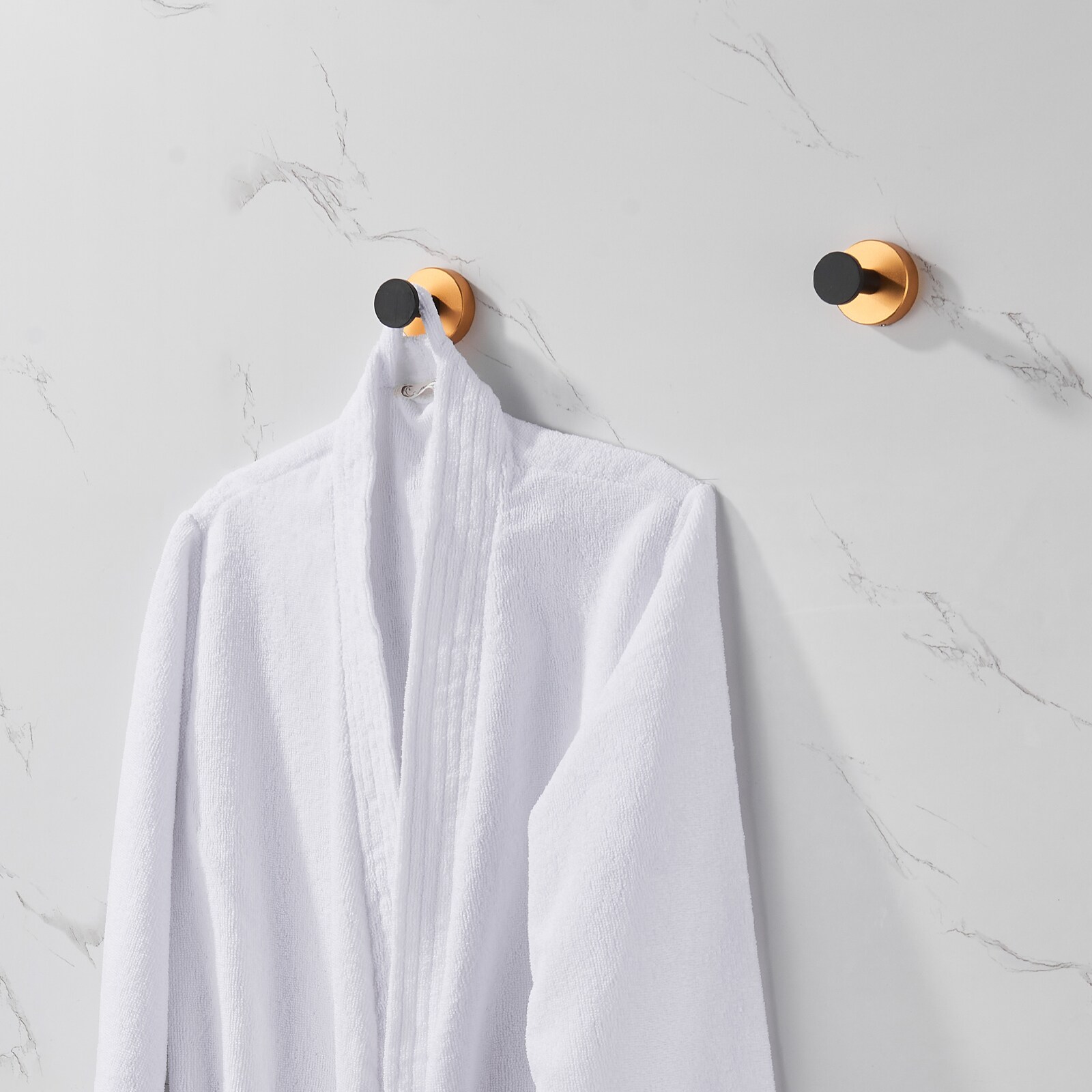 Colgador de Toallas de Pared Doble en Negro Dorado de Nestfair