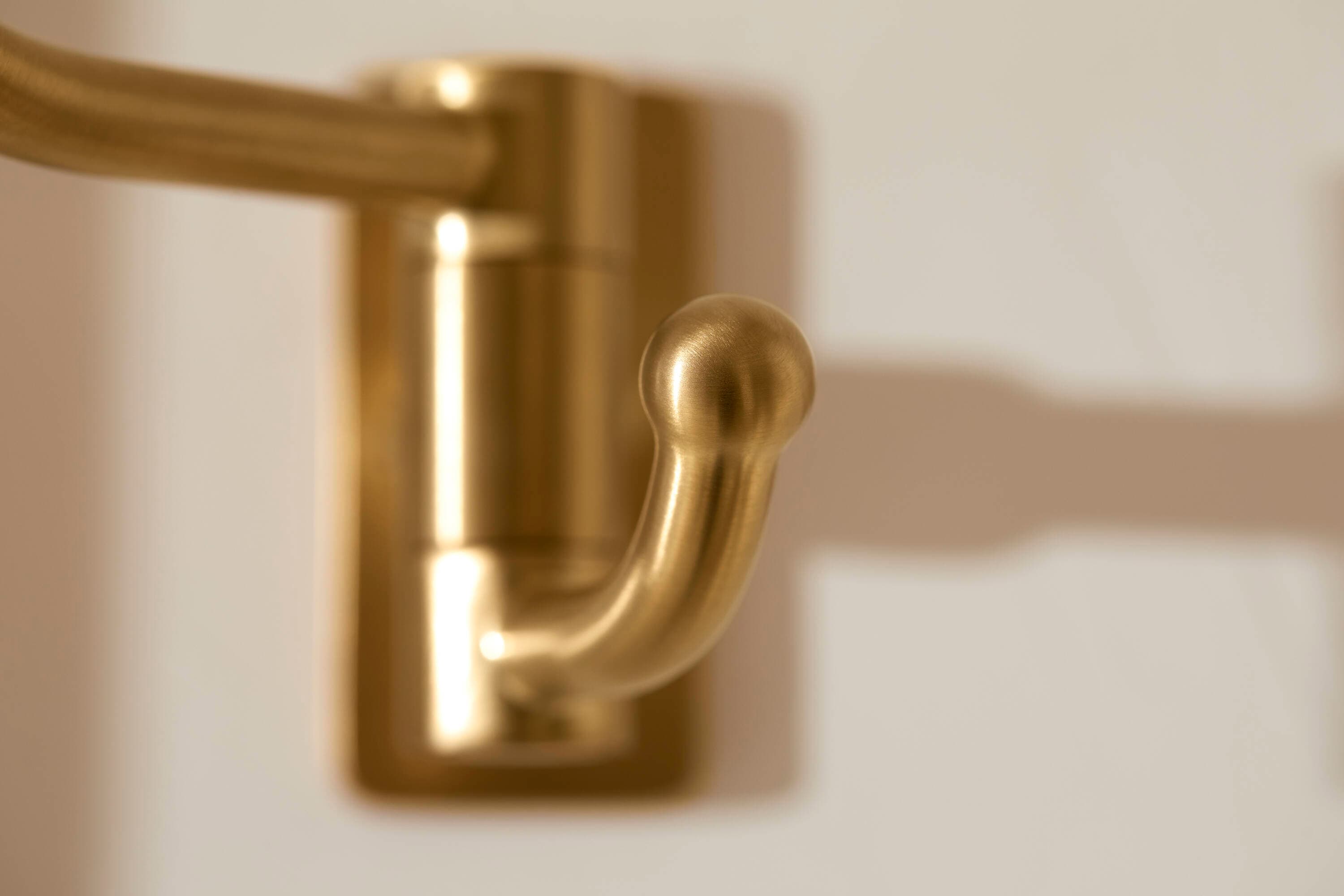 Percha doble de montaje en pared KOHLER Castia por Studio McGee en latón moderno cepillado vívido 35927-2MB