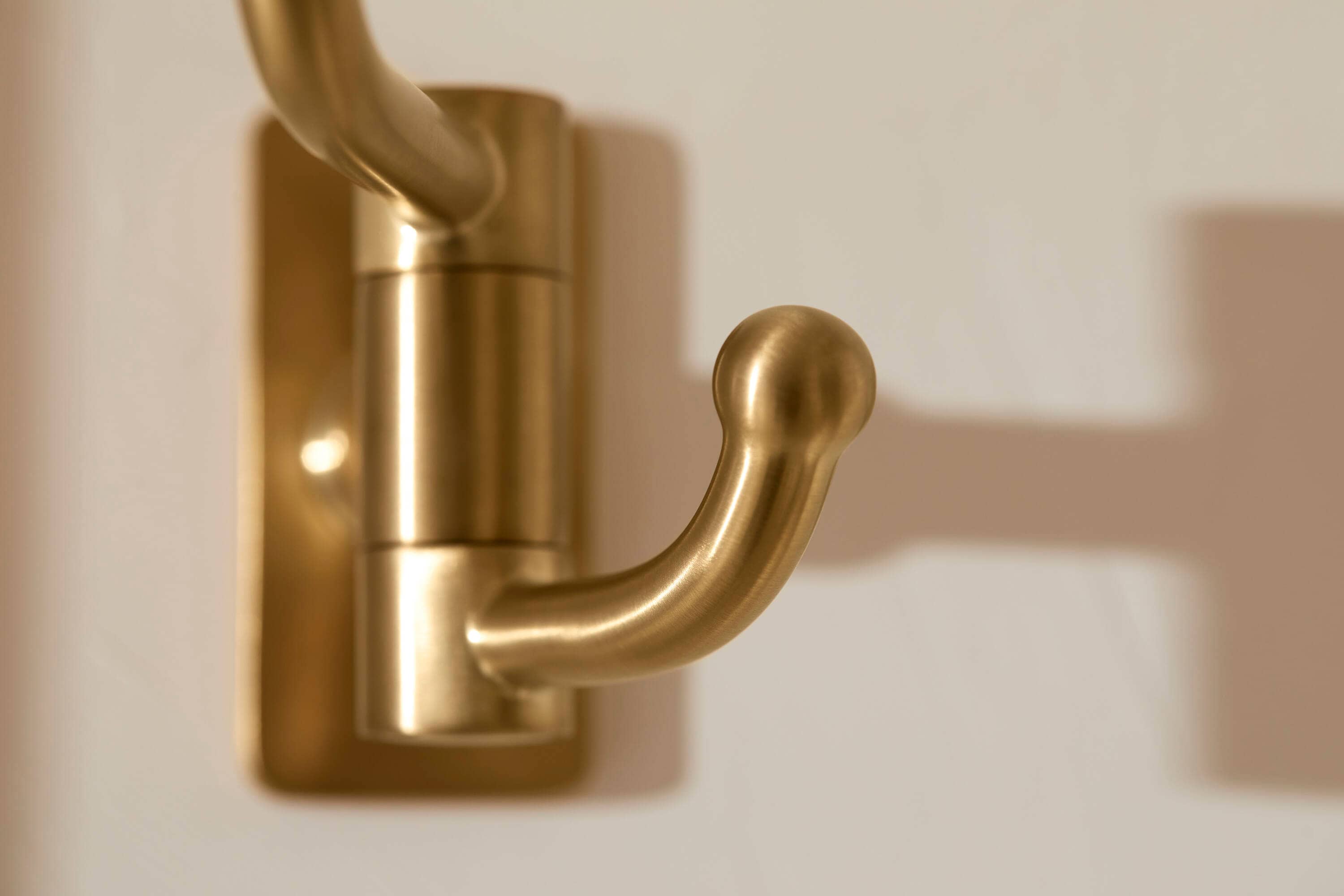 Percha doble de montaje en pared KOHLER Castia por Studio McGee en latón moderno cepillado vívido 35927-2MB