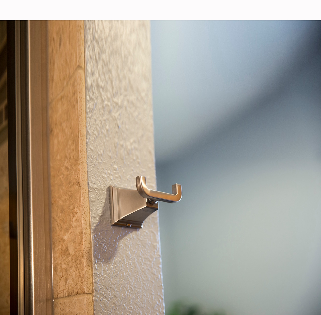 Percha de baño de pared en acabado satinado níquel con doble gancho - Design House Torino 560433