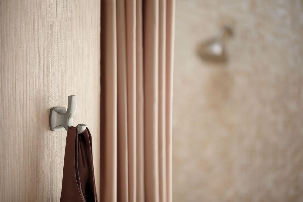 Percha de Toalla de Pared con Gancho Individual en Bronce Aceitado de la línea Voss de Moen