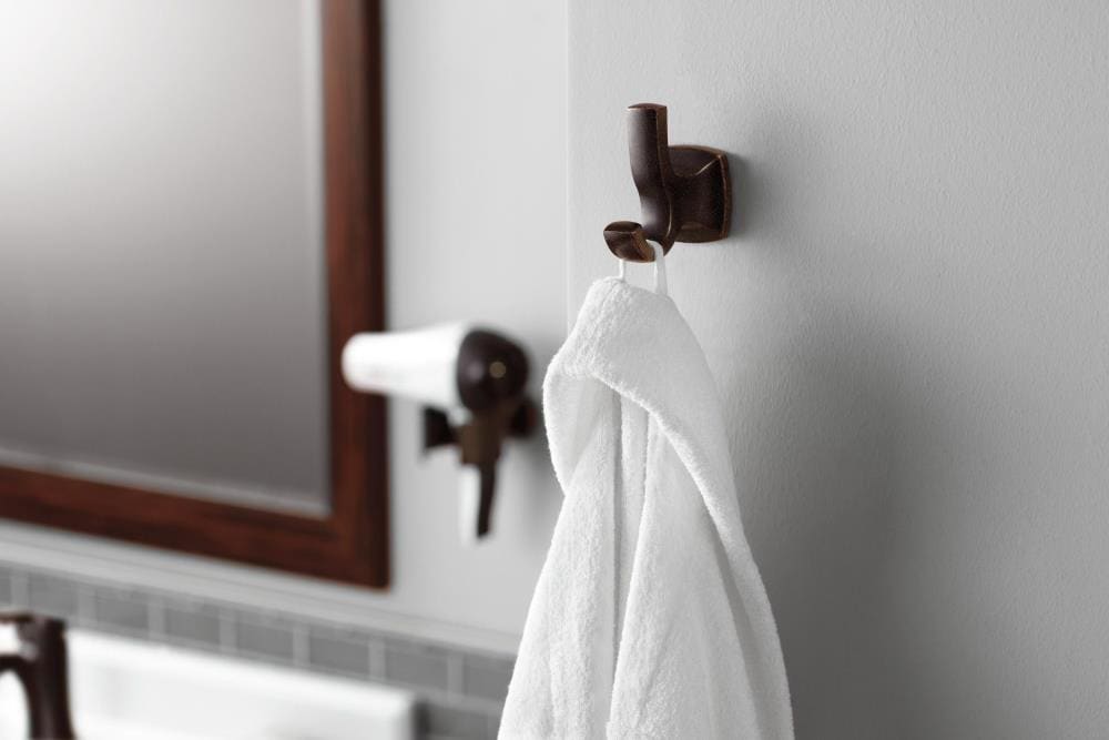 Percha de Toalla de Pared con Gancho Individual en Bronce Aceitado de la línea Voss de Moen
