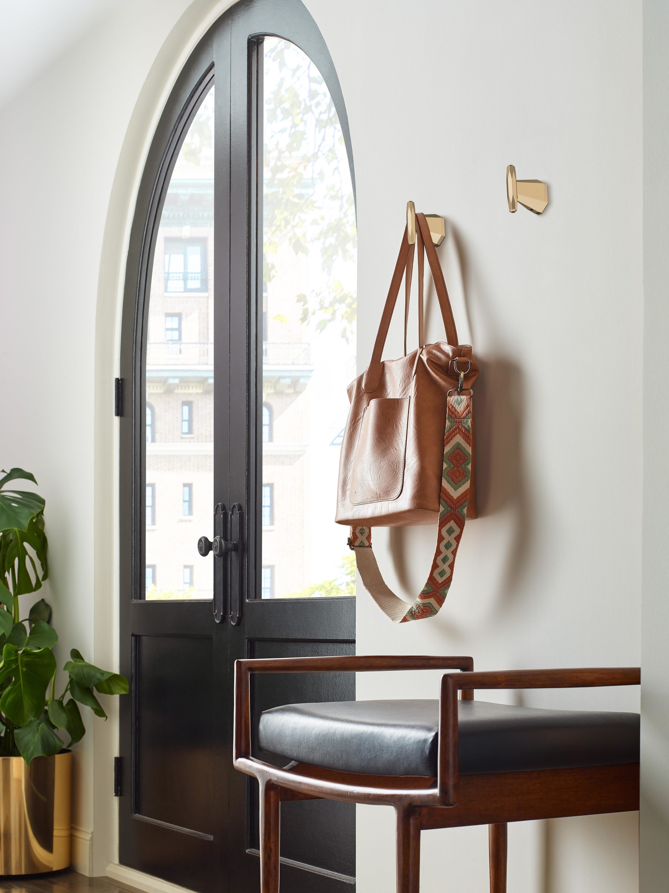 Gancho individual de montaje en pared para toallas en bronce champagne St. Vincent de Amerock BH36040CZ