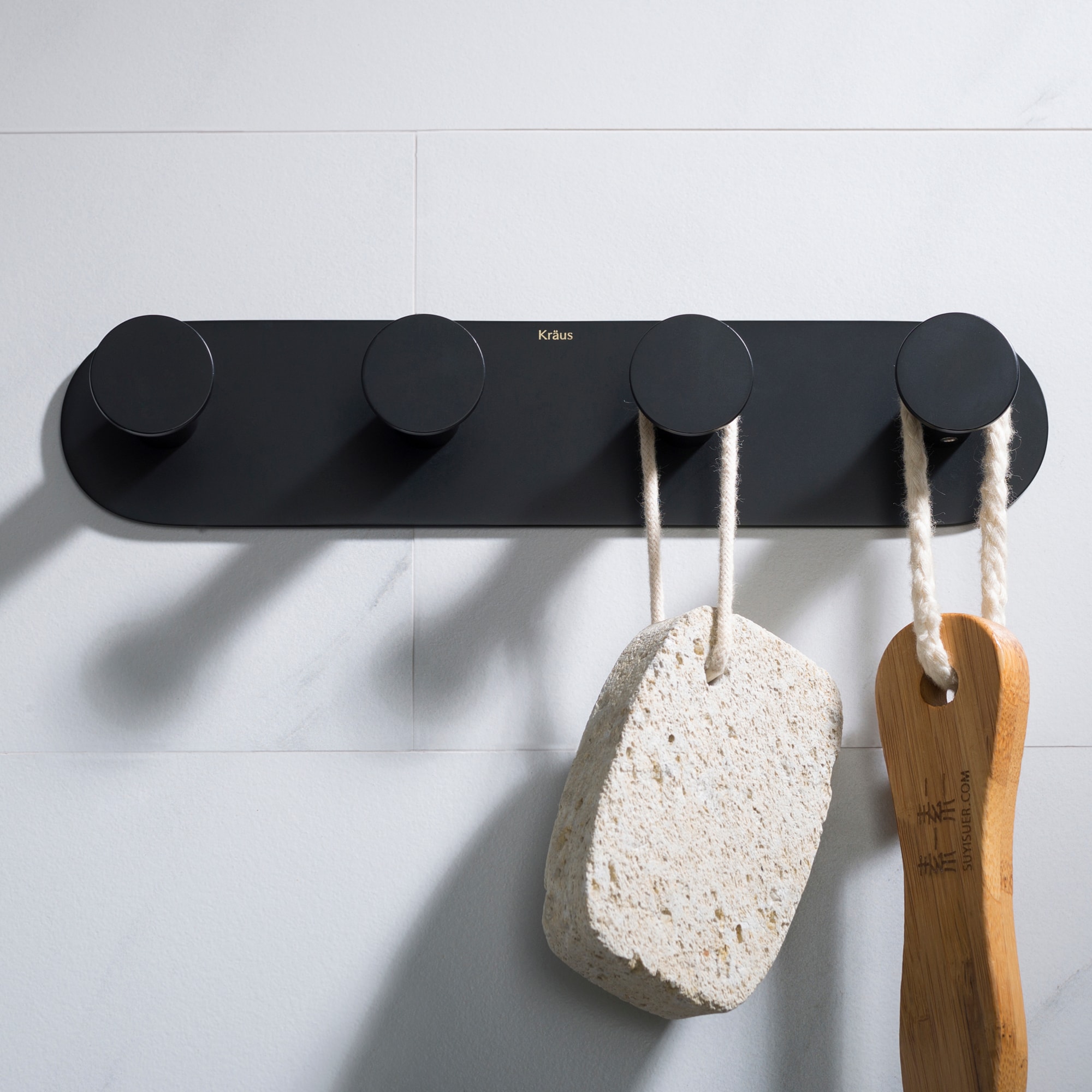 Percha de pared con 4 ganchos en acabado negro mate Elie de Kraus