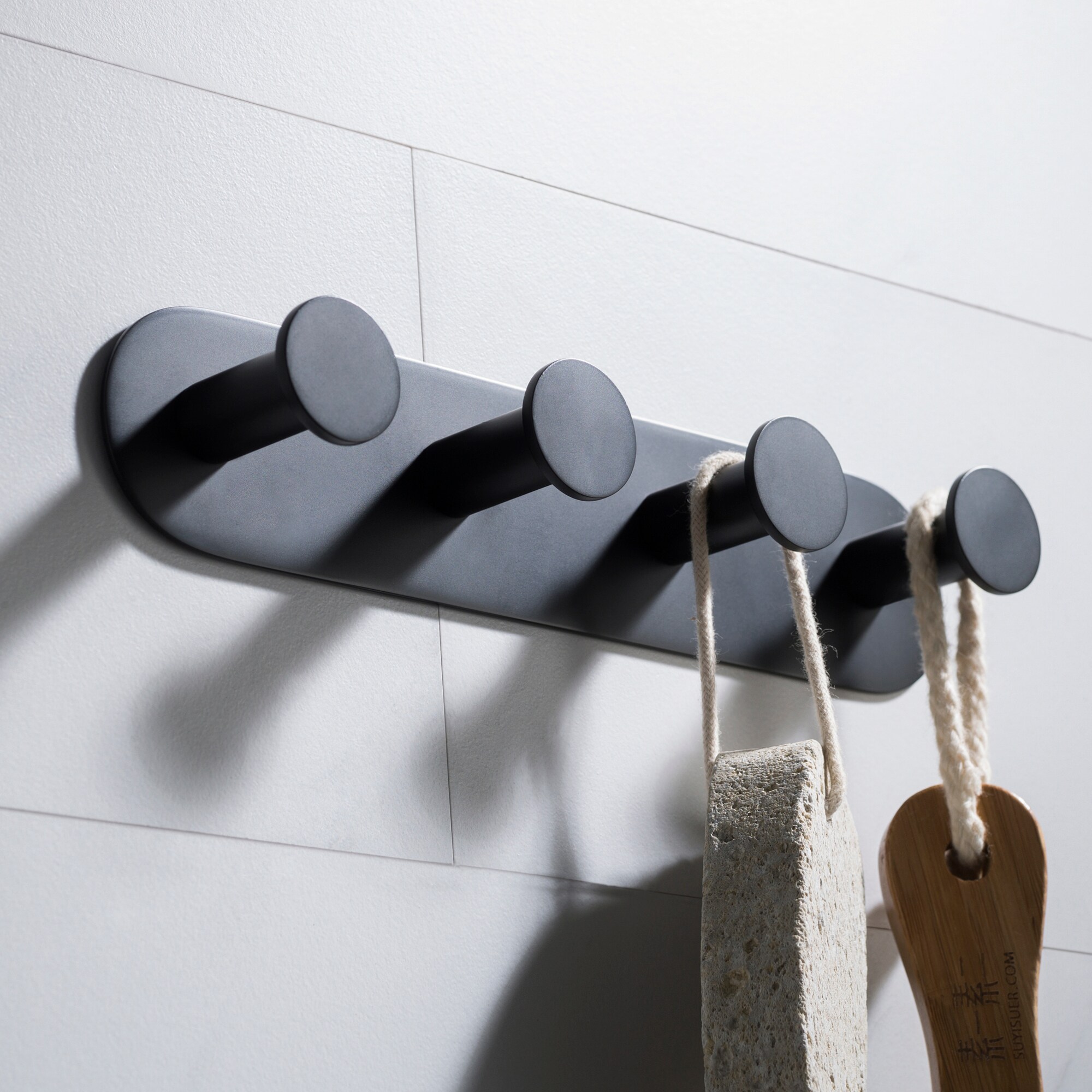 Percha de pared con 4 ganchos en acabado negro mate Elie de Kraus