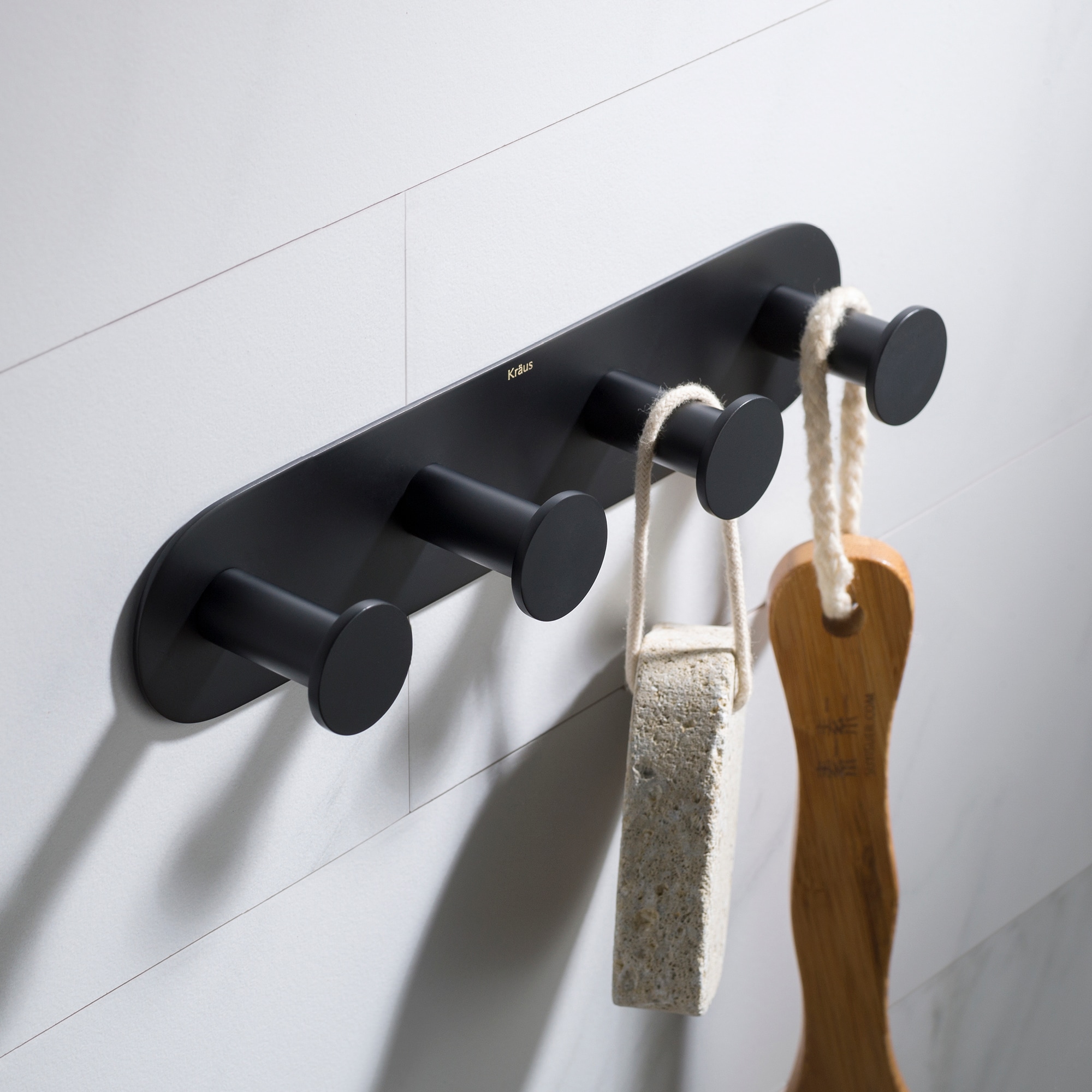 Percha de pared con 4 ganchos en acabado negro mate Elie de Kraus