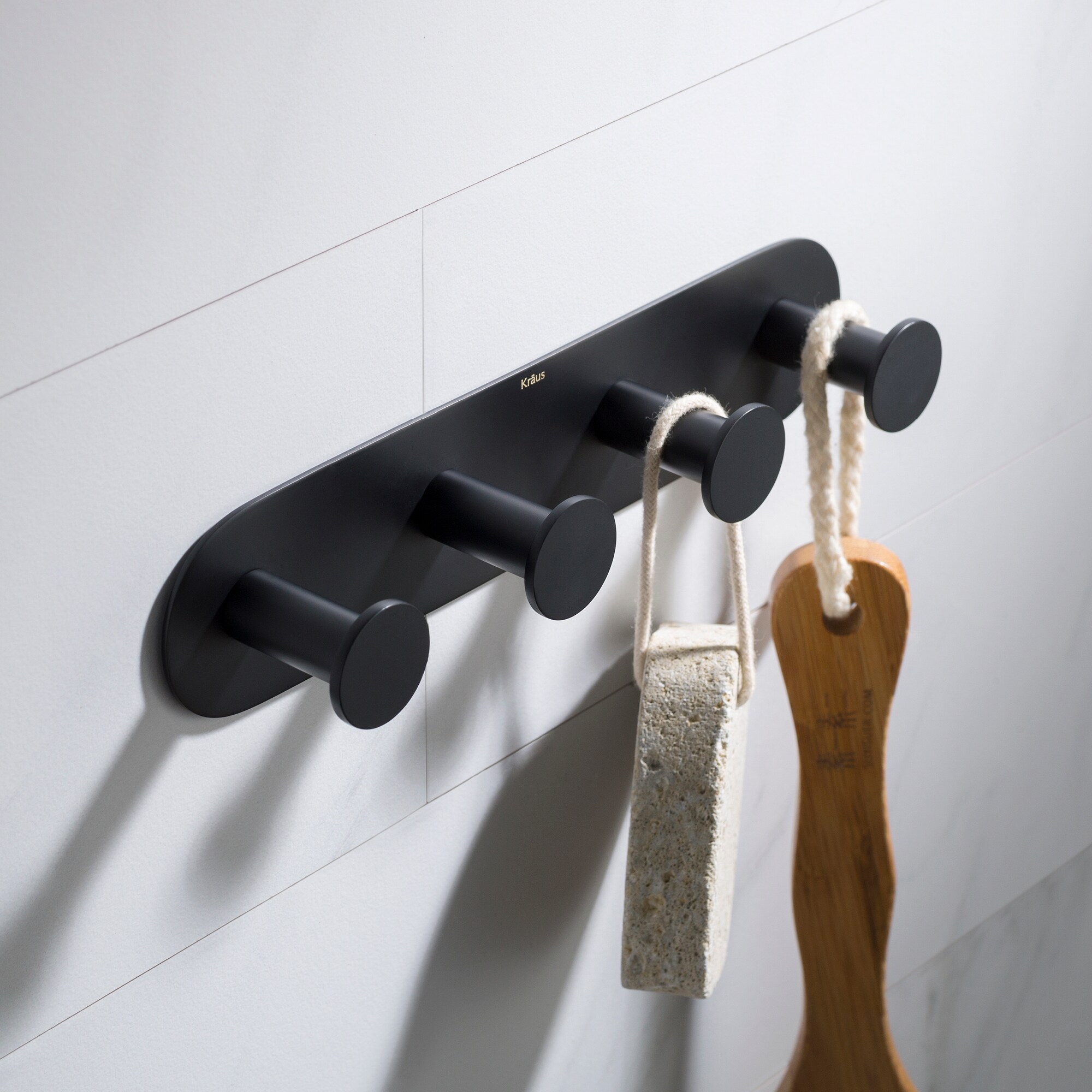 Percha de pared con 4 ganchos en acabado negro mate Elie de Kraus