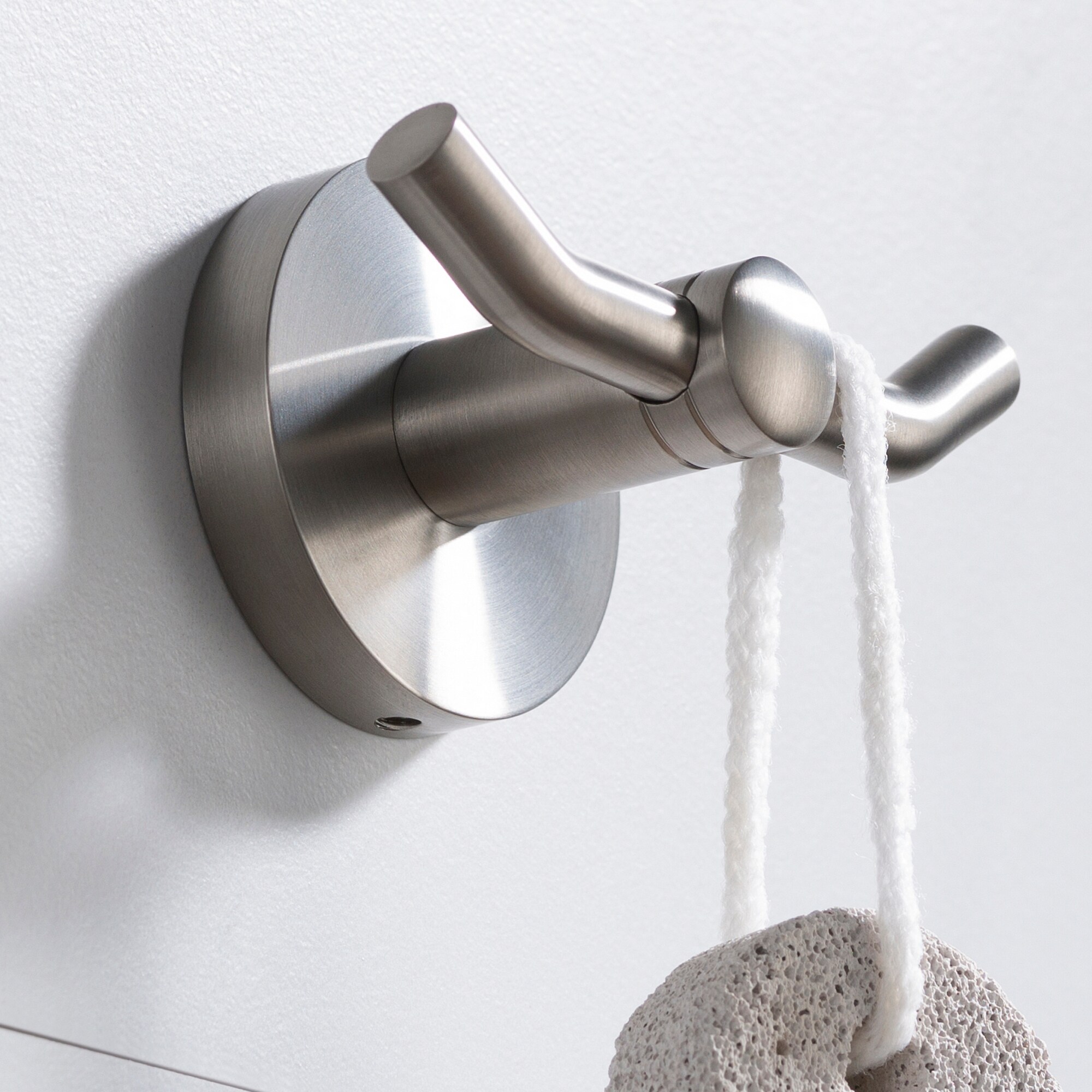 Percha doble para toallas de montaje en pared Kraus Elie en níquel cepillado KEA-18802BN