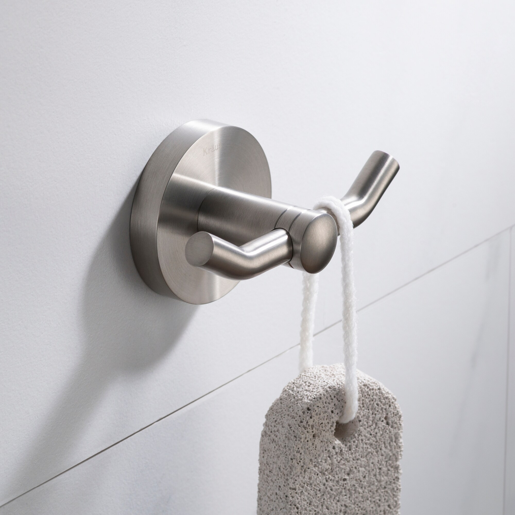 Percha doble para toallas de montaje en pared Kraus Elie en níquel cepillado KEA-18802BN