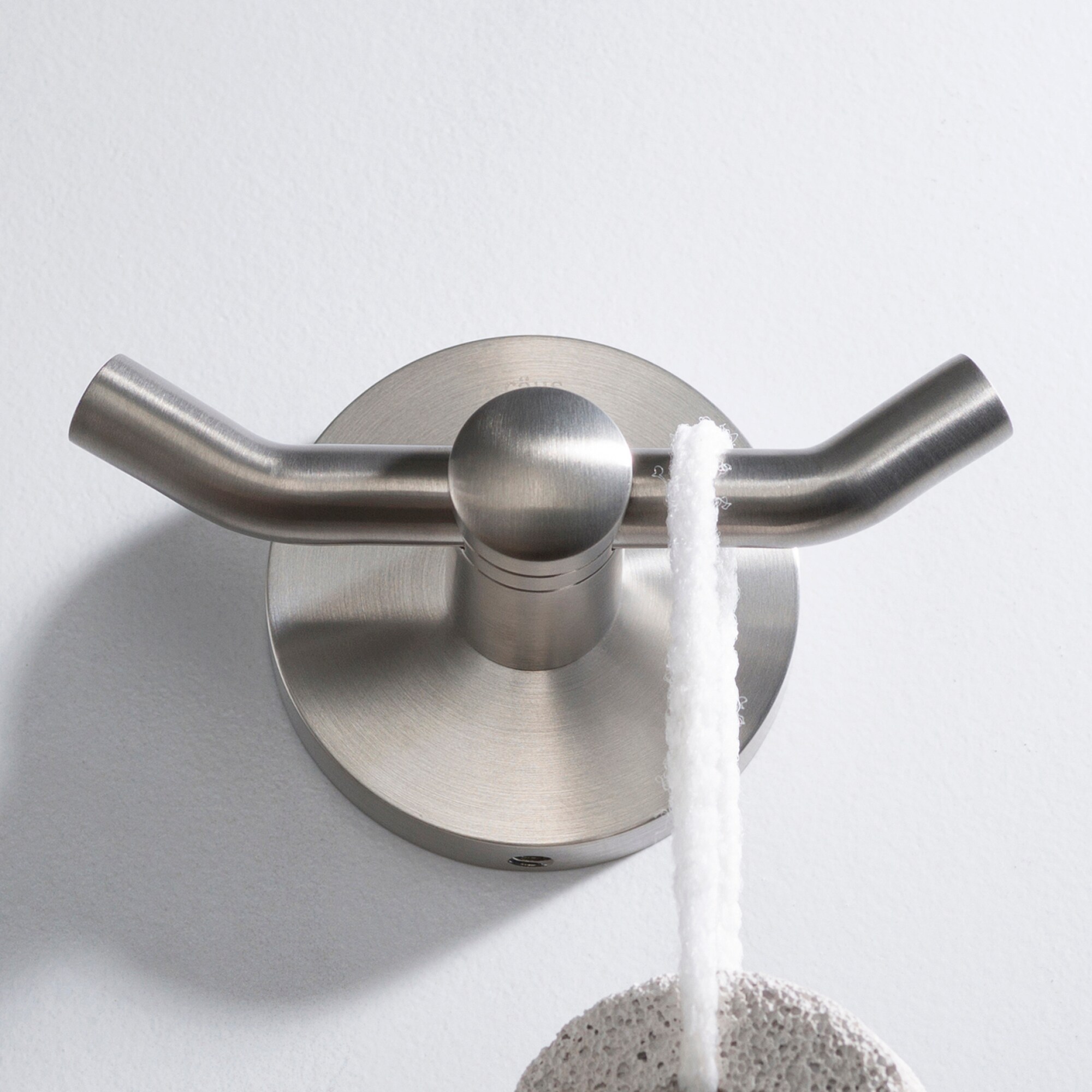 Percha doble para toallas de montaje en pared Kraus Elie en níquel cepillado KEA-18802BN