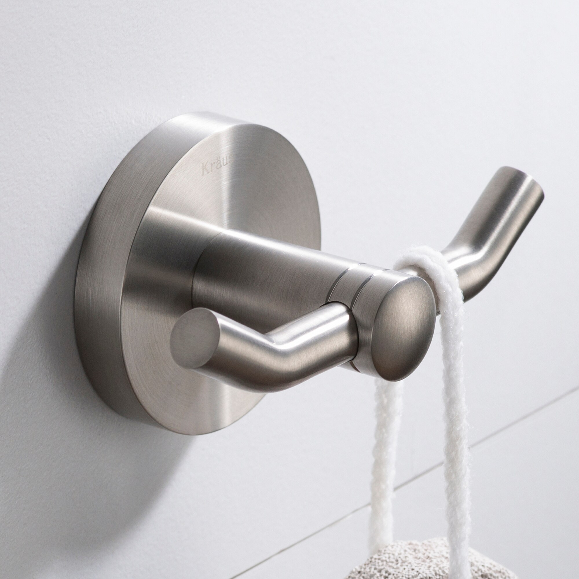 Percha doble para toallas de montaje en pared Kraus Elie en níquel cepillado KEA-18802BN