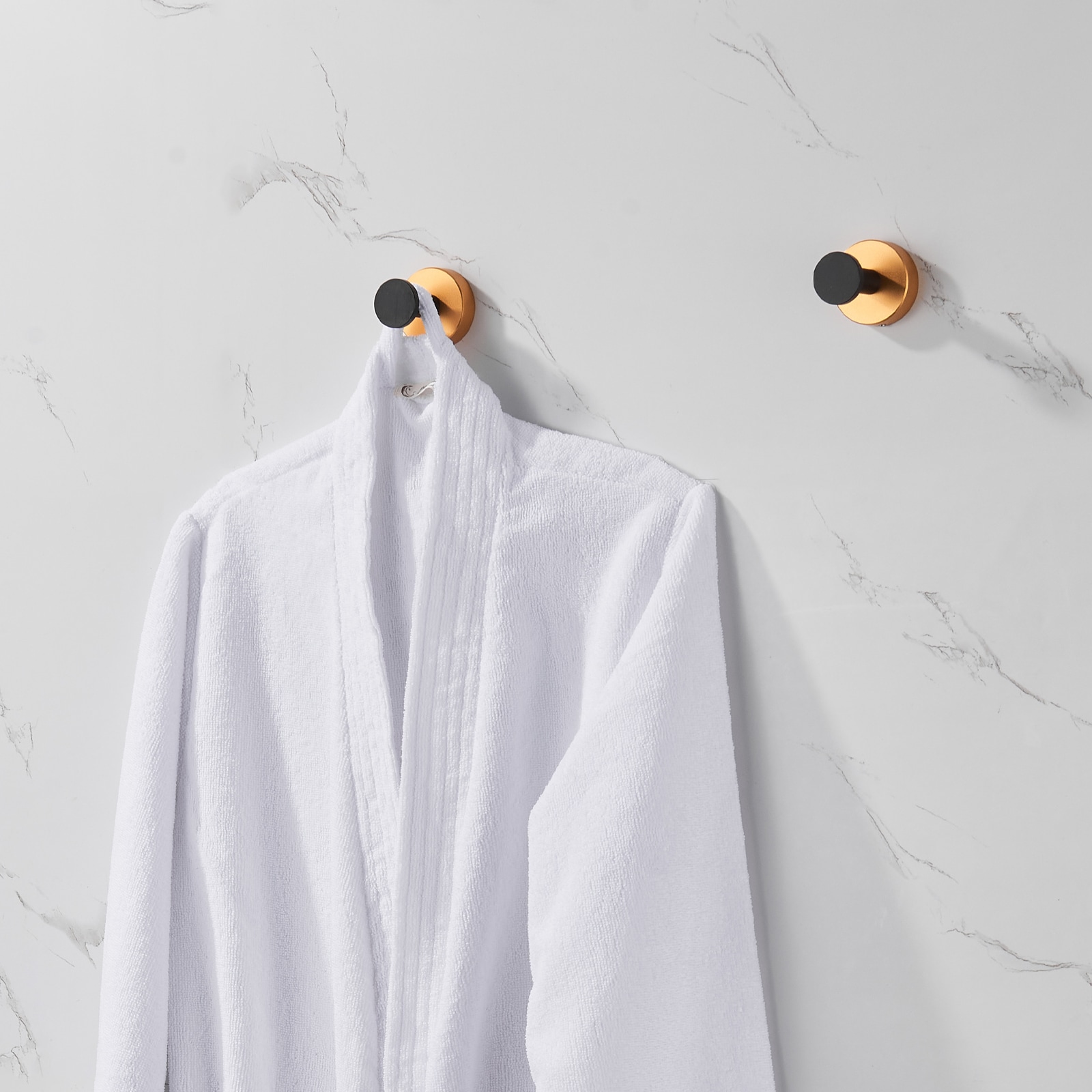 Gancho de pared con 4 ganchos en color dorado y negro de Nestfair SX-DRY406