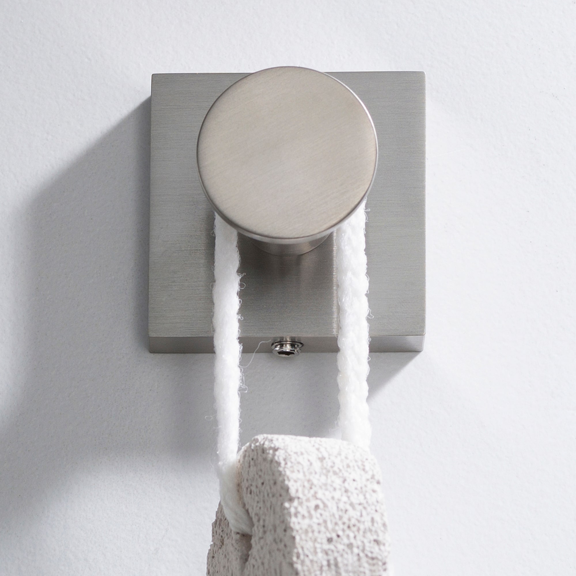 Percha para toalla de pared Kraus Ventus en níquel cepillado de un solo gancho