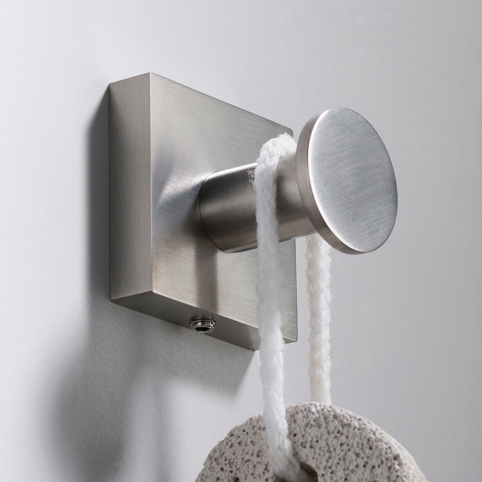 Percha para toalla de pared Kraus Ventus en níquel cepillado de un solo gancho