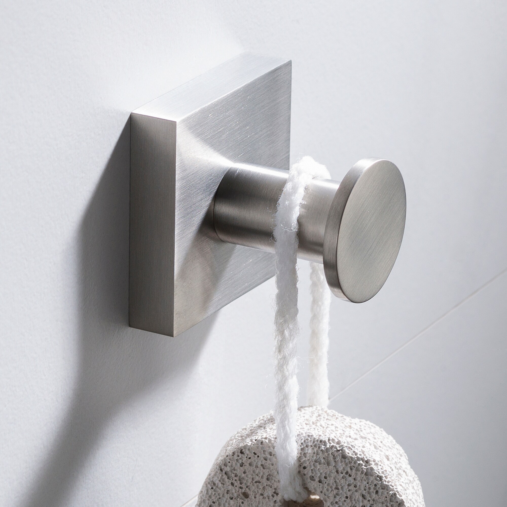 Percha para toalla de pared Kraus Ventus en níquel cepillado de un solo gancho
