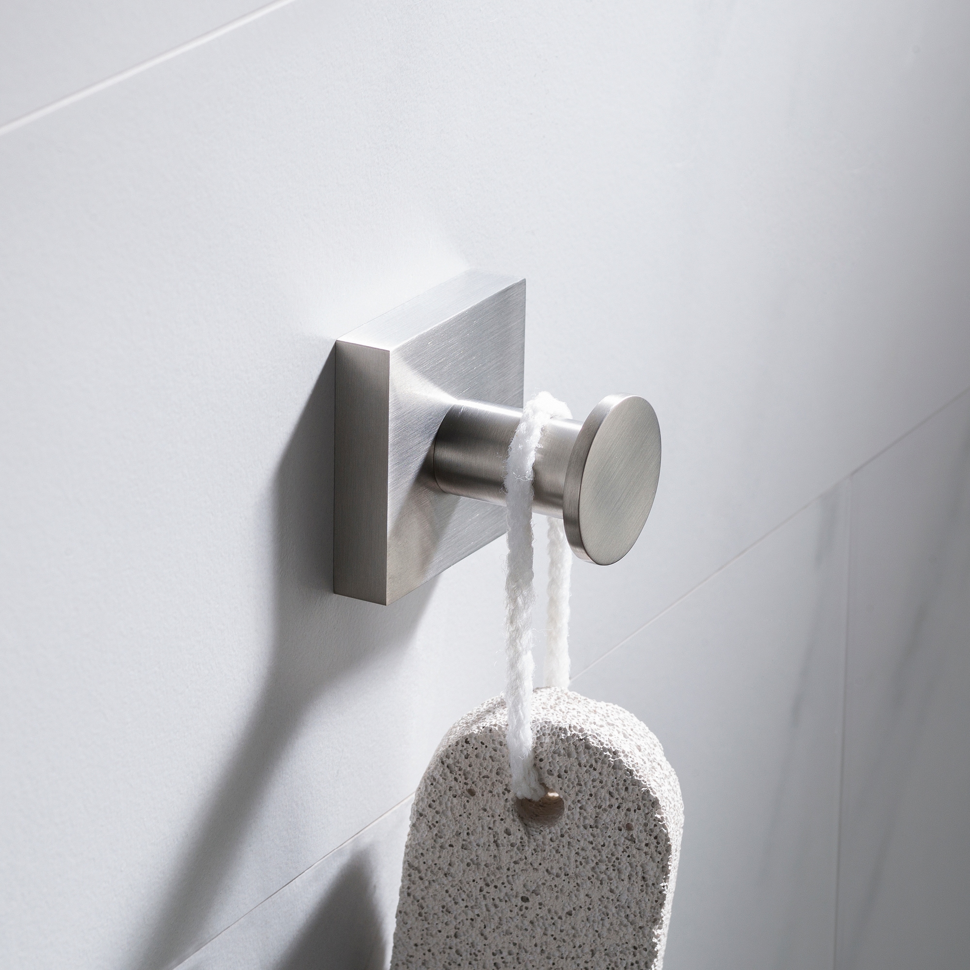 Percha para toalla de pared Kraus Ventus en níquel cepillado de un solo gancho