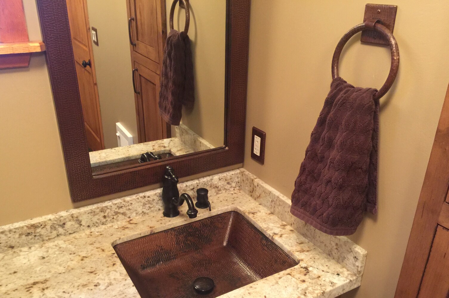 Accesorios de baño de cobre Premier Copper Products en bronce frotado con aceite para montar en la pared - Argolla Individual para Toalla TR10DB