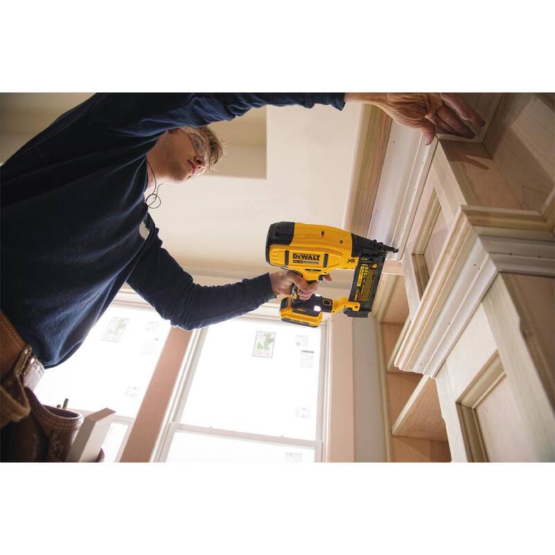 Clavadora eléctrica inalámbrica DEWALT 20V MAX XR de 18 calibre con 2 baterías de 0Ah - DCN680B203