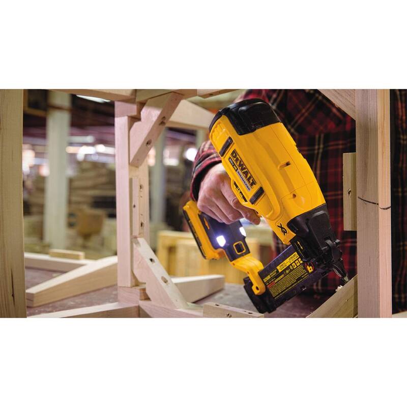 Clavadora eléctrica inalámbrica DEWALT 20V MAX XR de 18 calibre con 2 baterías de 0Ah - DCN680B203