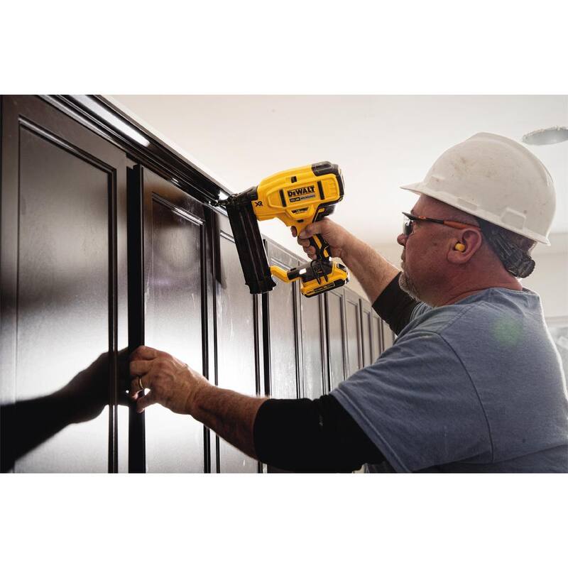 Clavadora eléctrica inalámbrica DEWALT 20V MAX XR de 18 calibre con 2 baterías de 0Ah - DCN680B203