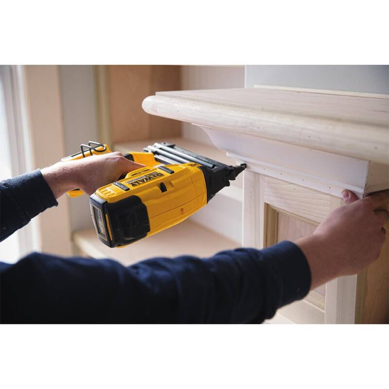 Clavadora eléctrica inalámbrica DEWALT 20V MAX XR de 18 calibre con 2 baterías de 0Ah - DCN680B203