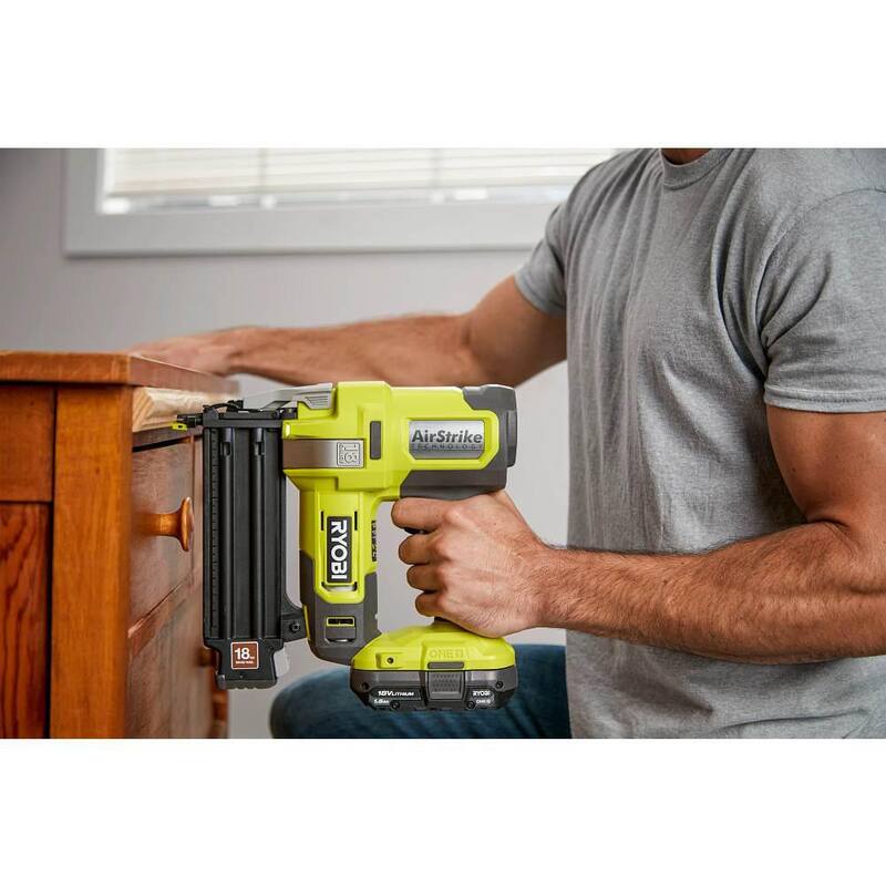 RYOBI ONE+ 18V Clavadora de corona estrecha de calibre 18 inalámbrica con clavos de calibre 18, batería de 2.0 Ah y cargador - P321-P361-PSK005