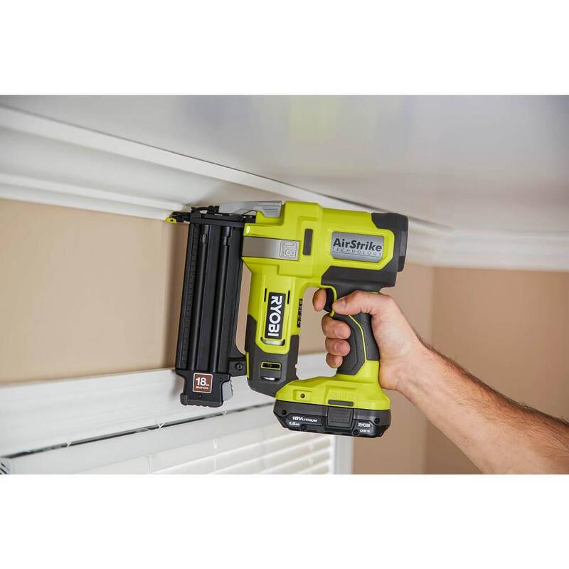 RYOBI ONE+ 18V Clavadora de corona estrecha de calibre 18 inalámbrica con clavos de calibre 18, batería de 2.0 Ah y cargador - P321-P361-PSK005