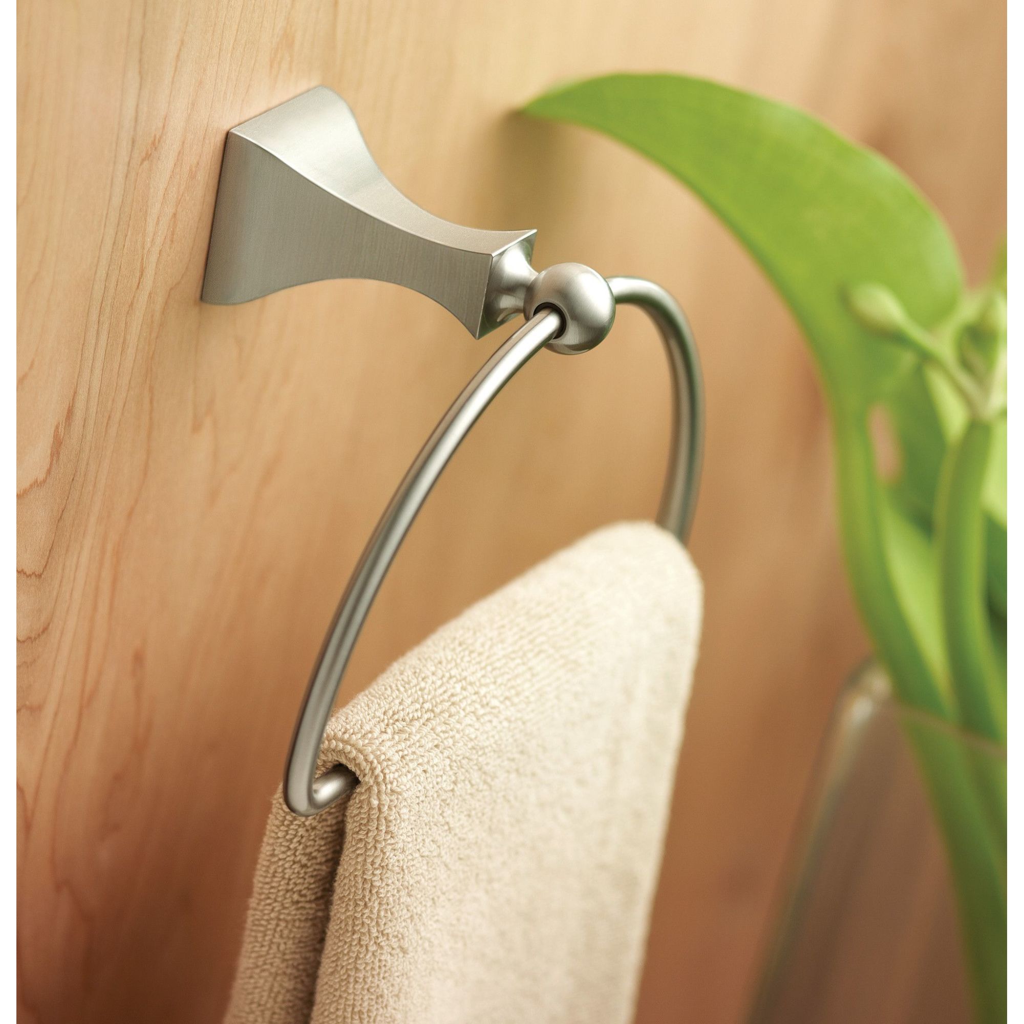 Soporte para toalla individual para montar en la pared Moen Retreat resistente a las manchas en níquel cepillado DN8386BN