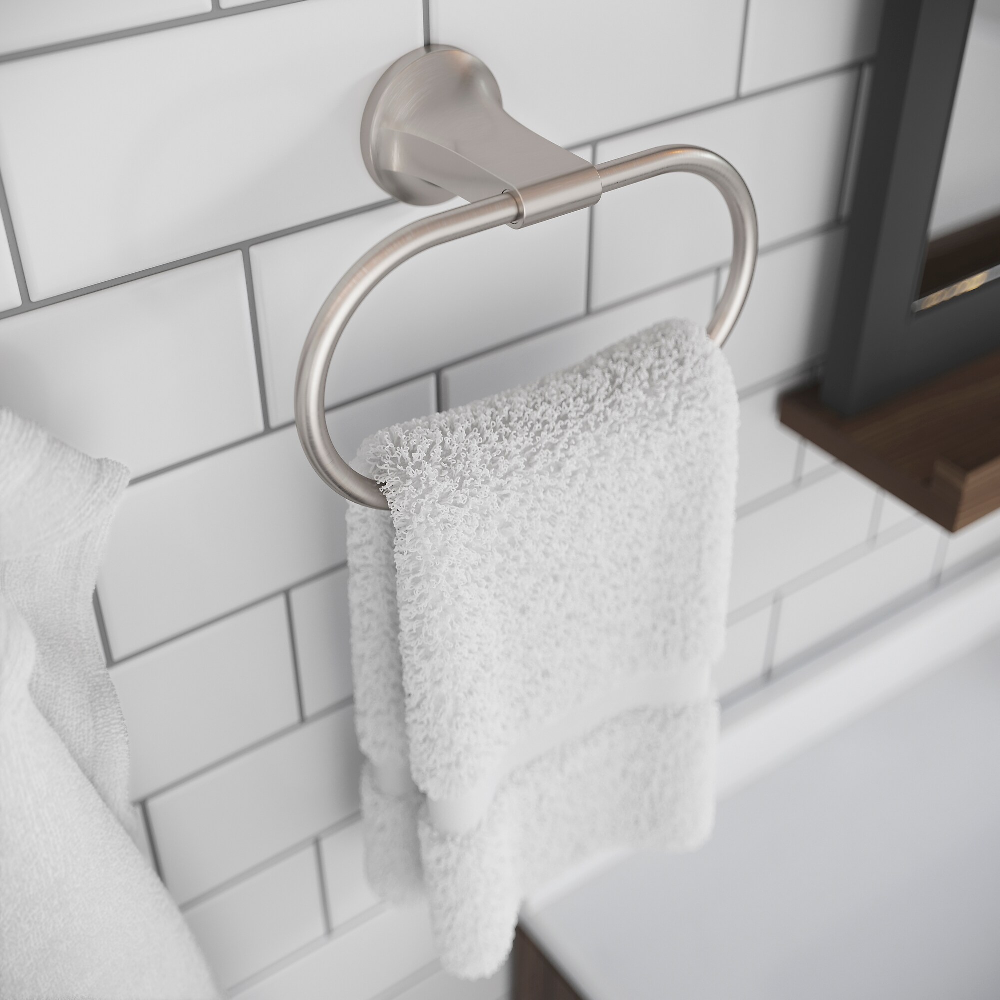 Soporte de toalla de pared individual en níquel cepillado con protección contra manchas, estilo moderno Pfister Pfirst