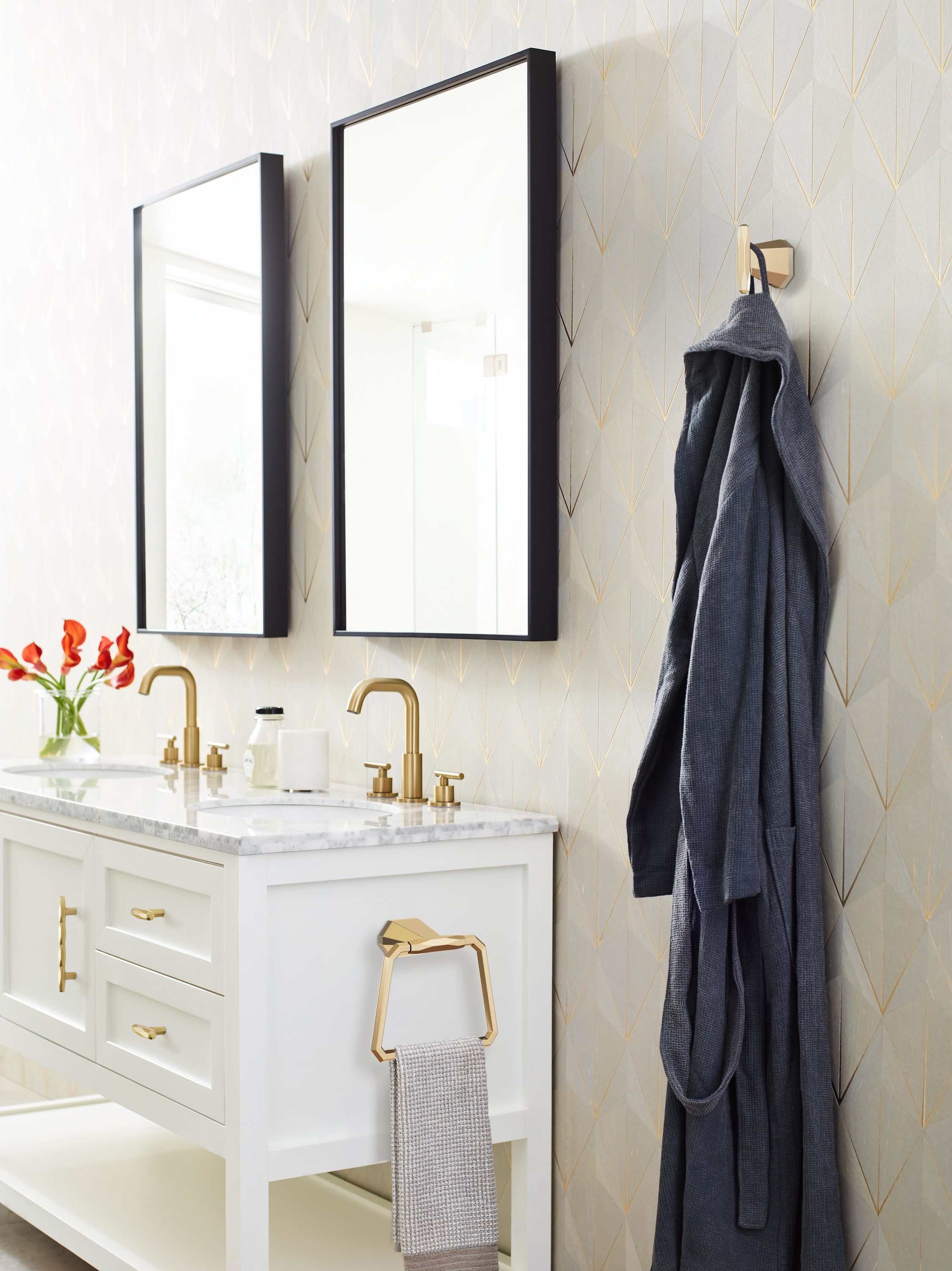 Aro para toalla individual de montaje en pared en bronce Champagne St. Vincent de Amerock BH36042CZ.