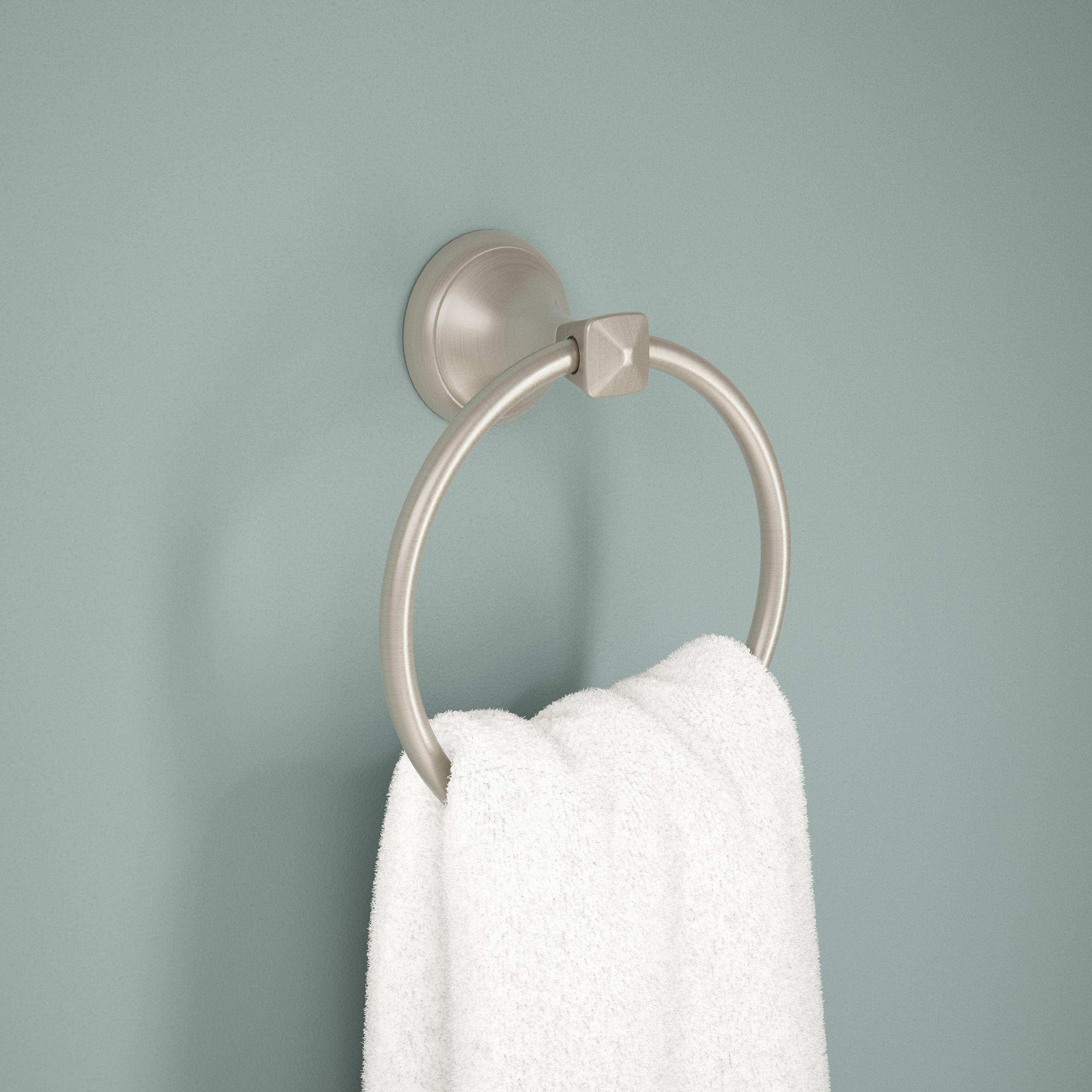 Aro para toalla individual montado en la pared de níquel cepillado con tecnología Spotshield de Delta Esato