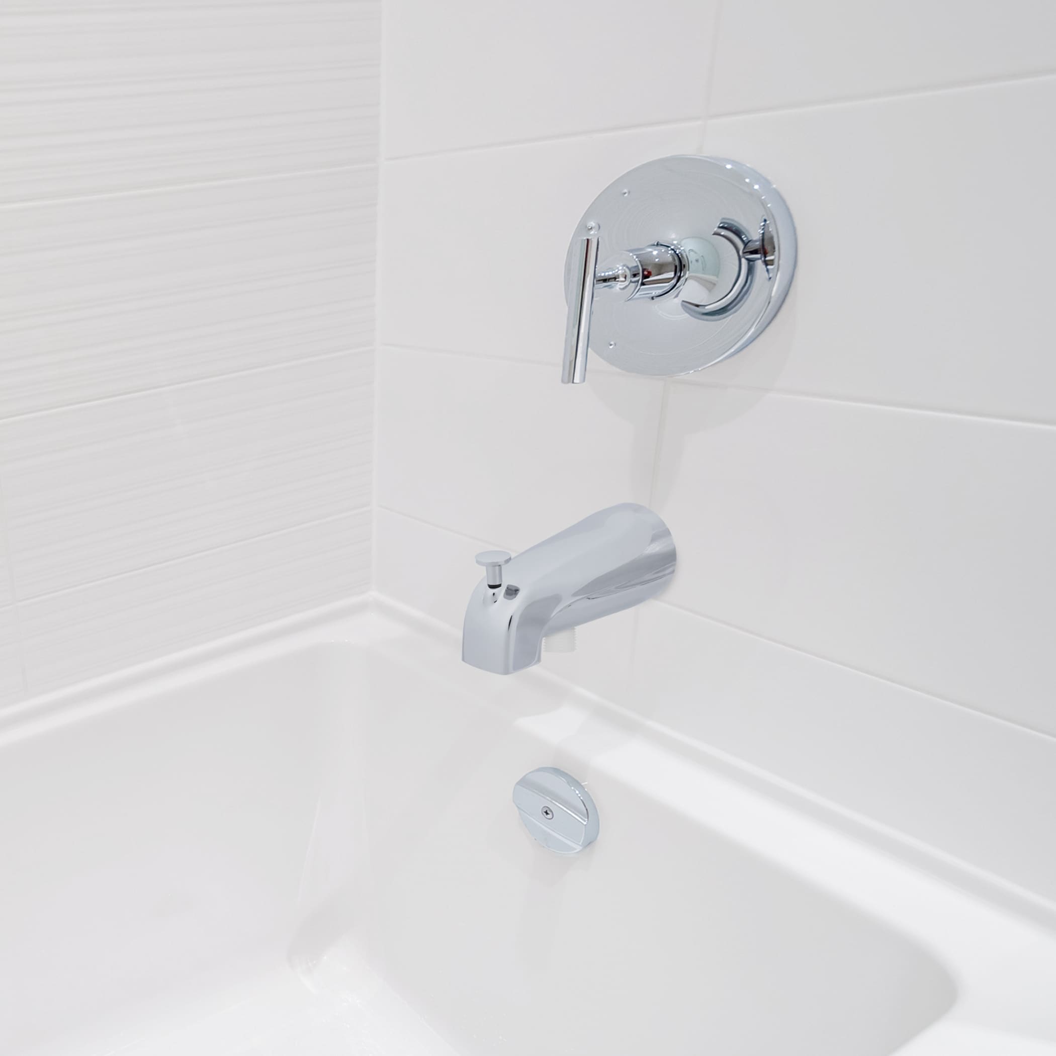 Caño de bañera cromado con desviador de ajuste universal Danco 89266