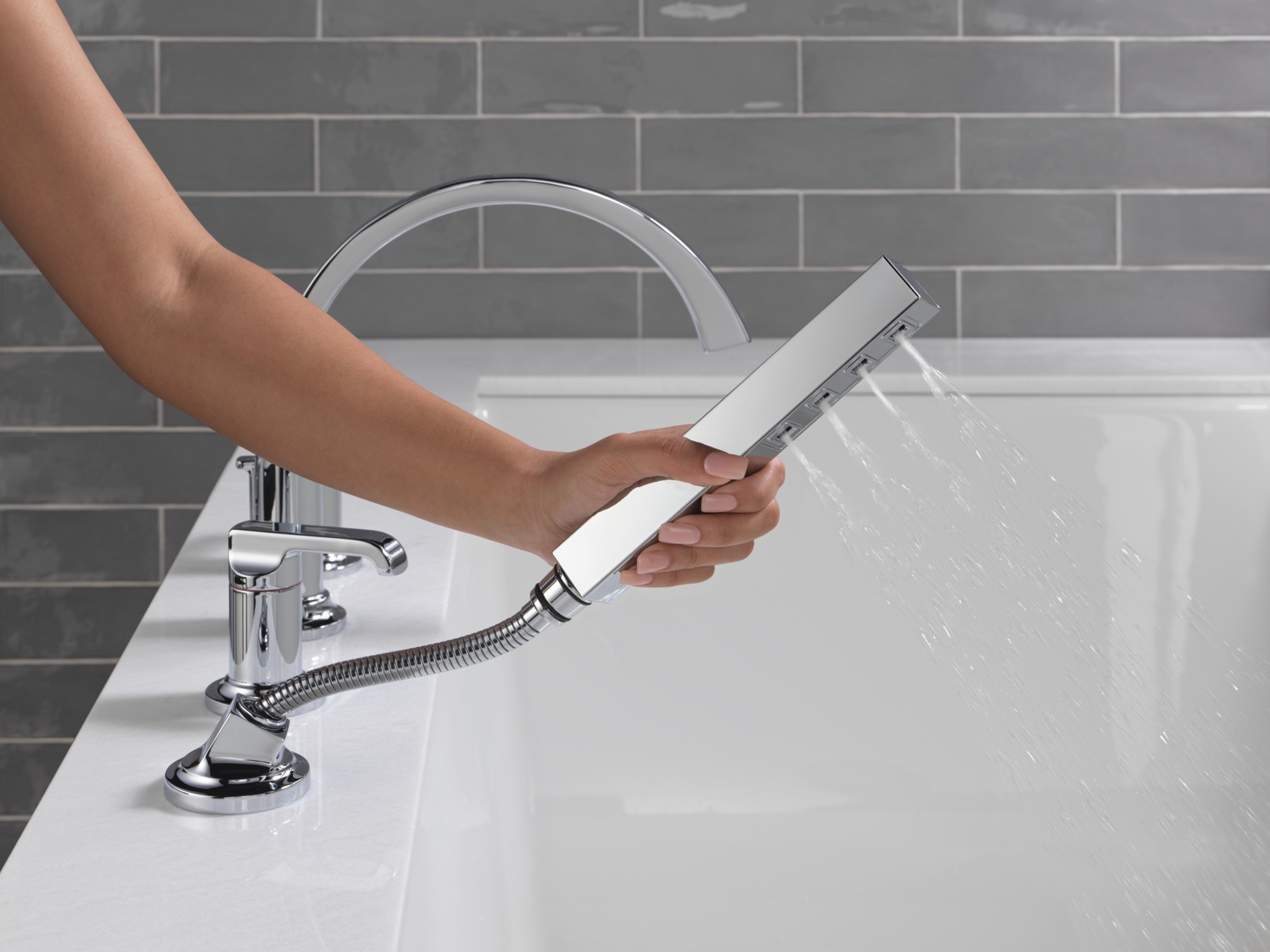 Manija de grifo para lavabo de baño de una sola manija con acabado cromado Lumicoat de Delta H588-PR