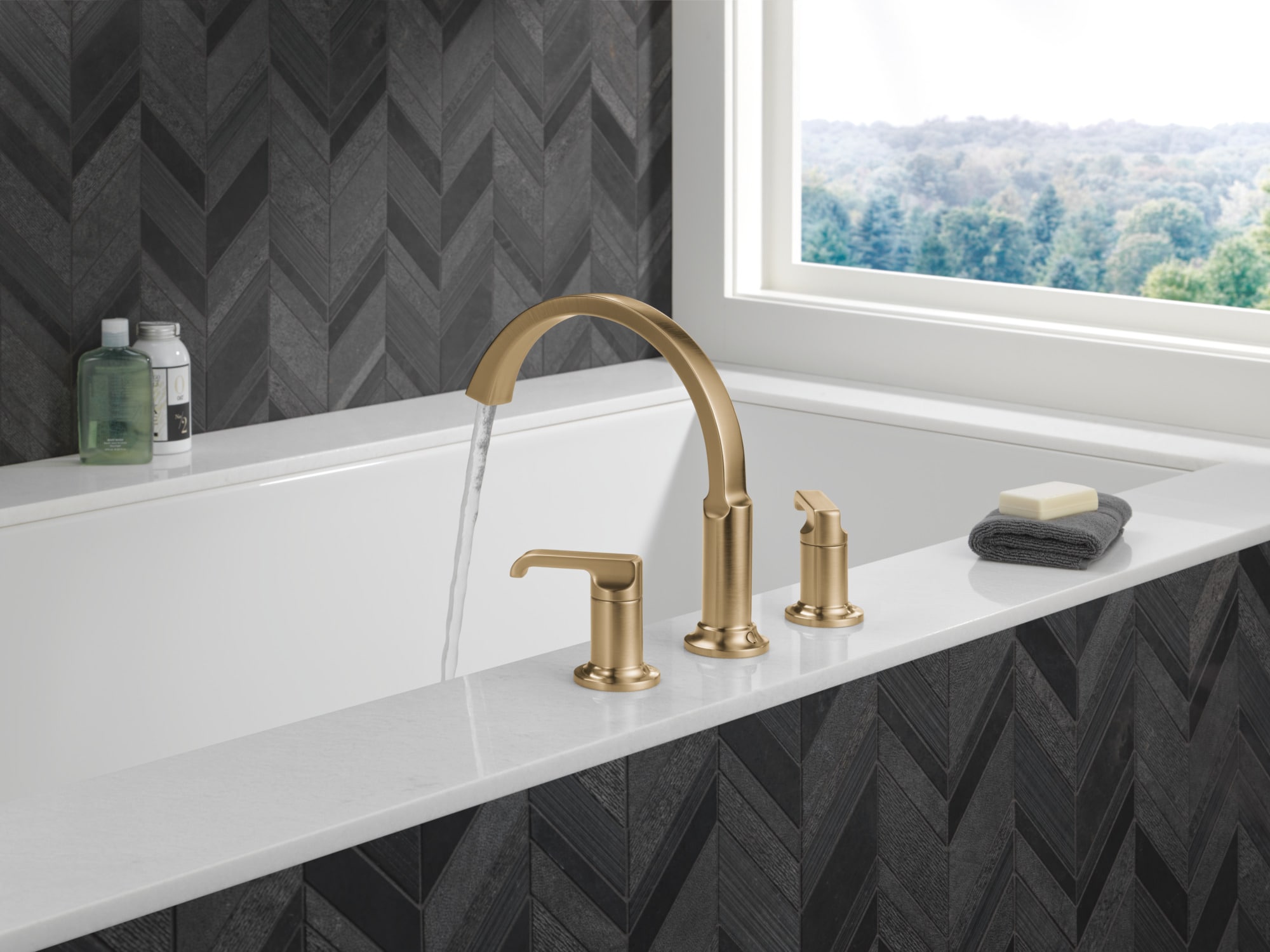 Manija de grifo de lavabo de baño de una manija con acabado Champagne Bronze Lumicoat Delta.