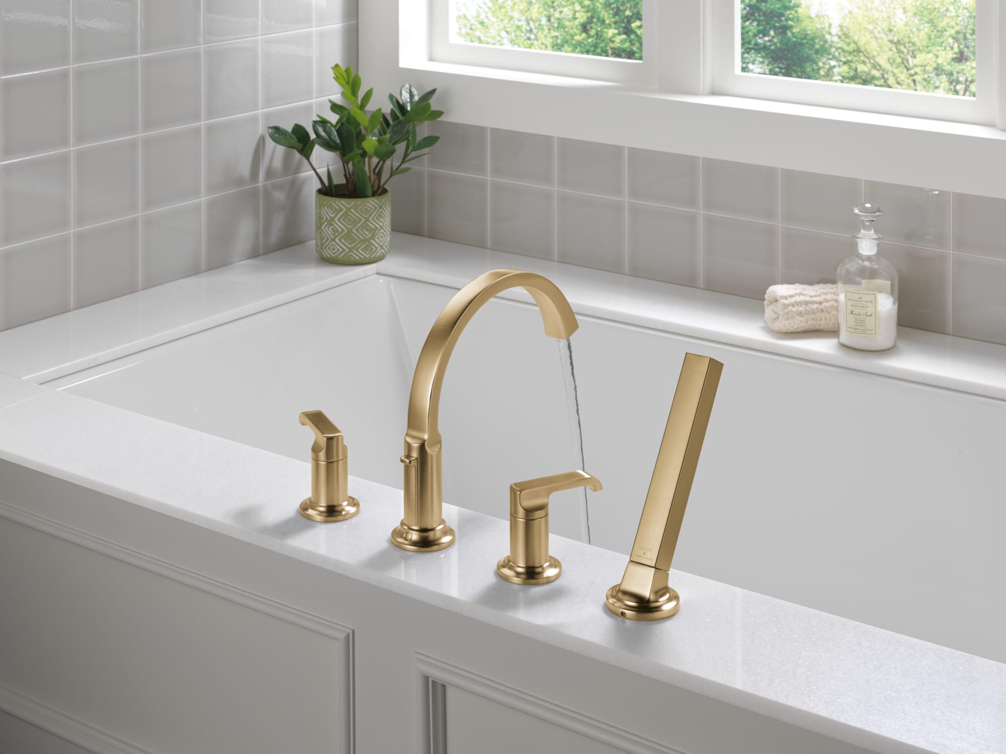 Manija de grifo de lavabo de baño de una manija con acabado Champagne Bronze Lumicoat Delta.