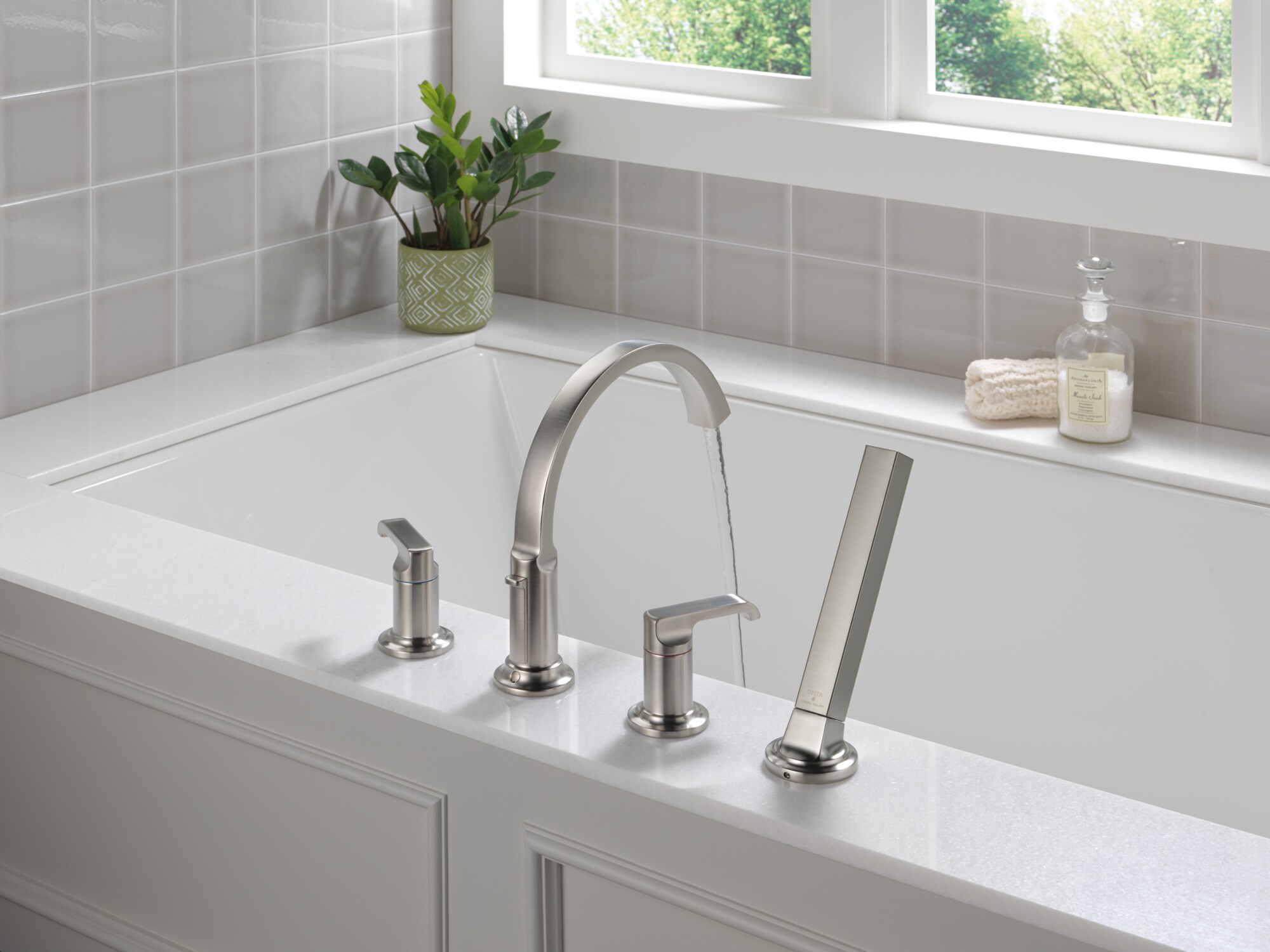 Grifo para lavabo con un solo mango de acero inoxidable Lumicoat de Delta - Mango H588SS-PR